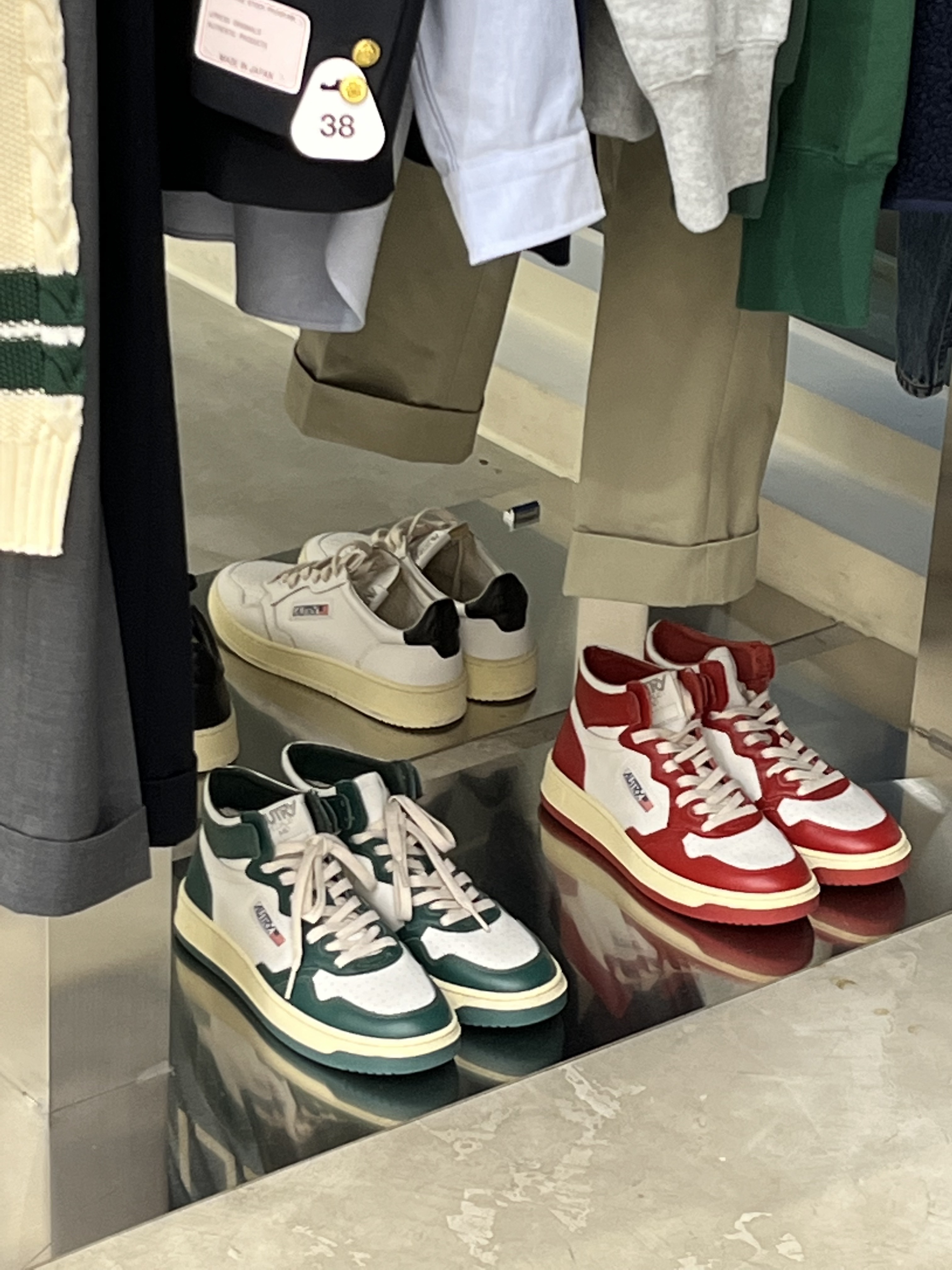 Autry Medalist Low Leather Sneakers White Black 착용 스타일 - 3