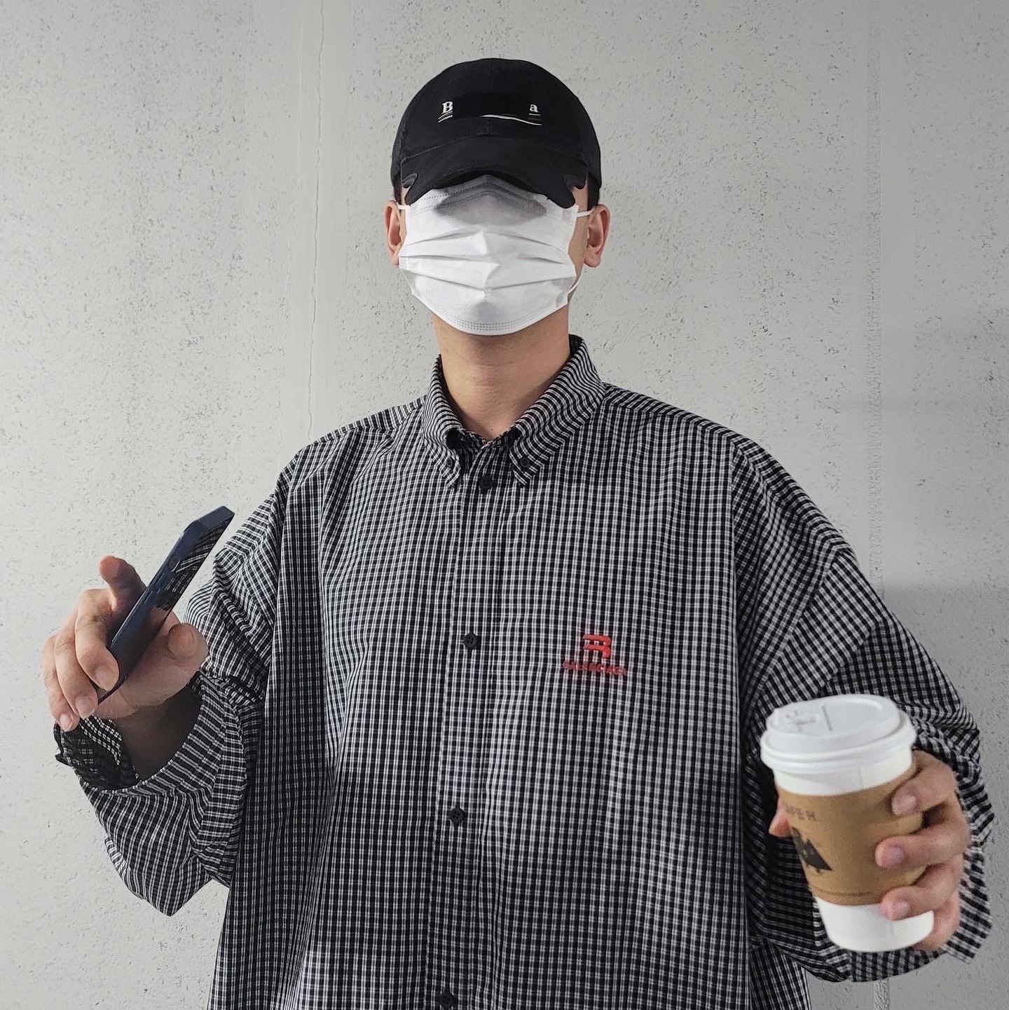 Balenciaga x Crocs Hardcrocs Slide Black, Balenciaga Micro Check Mix Poplin Sporty B Cosy Shirt Black White 착용 스타일 - 2