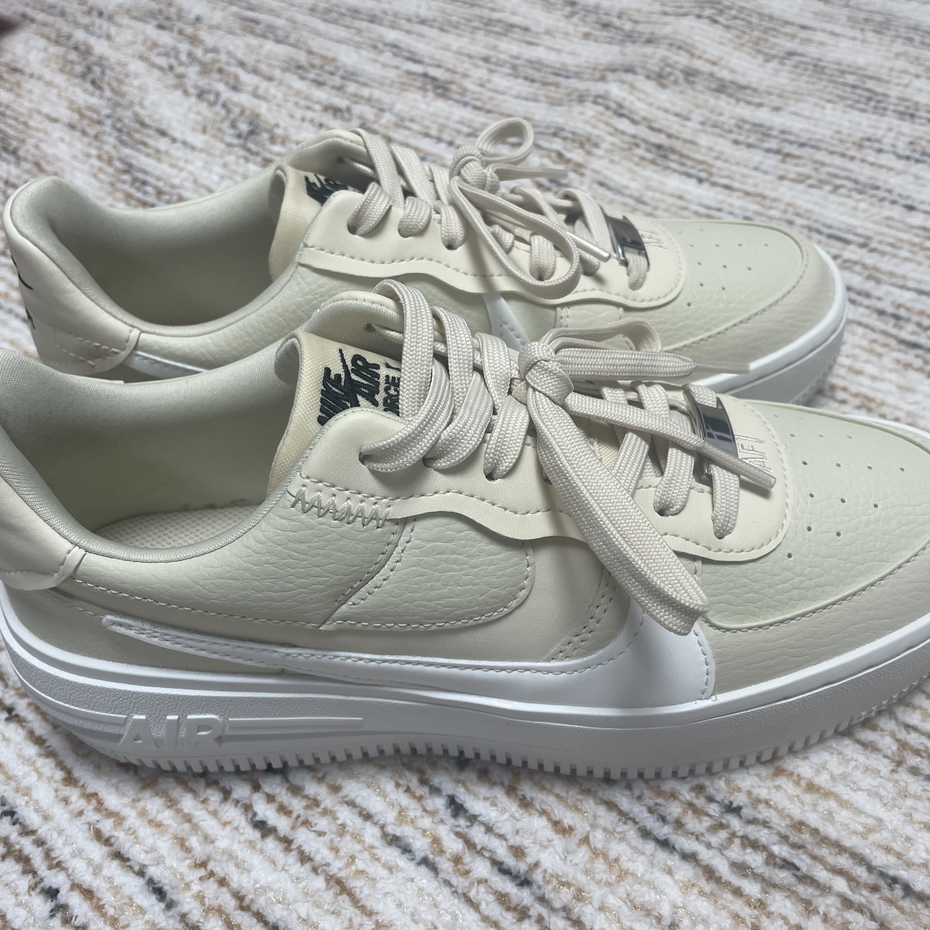 (W) Nike Air Force 1 PLT.AF.ORM Fossil and White 착용 스타일 - 5