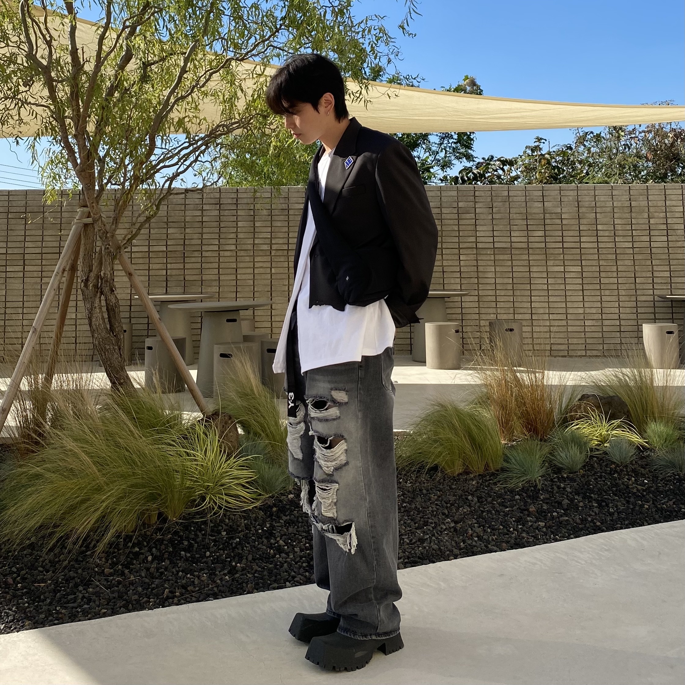 Balenciaga Trooper Rubber Boot Black, Yeezy Gap Engineered By Balenciaga Snake Bag Black 착용 스타일 - 2
