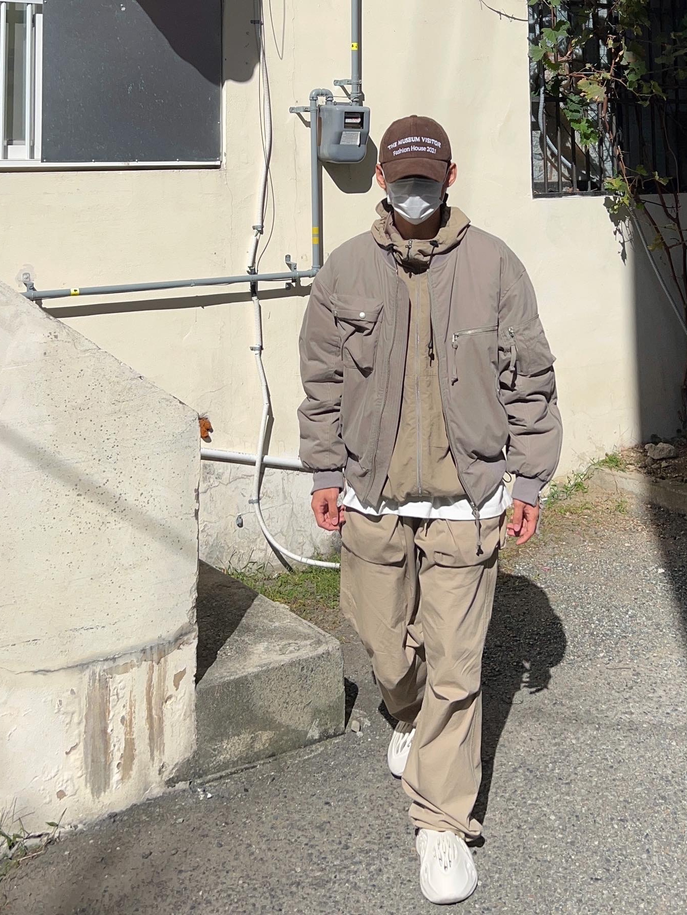 Adidas Yeezy Foam RNNR Sand 착용 스타일 - 1