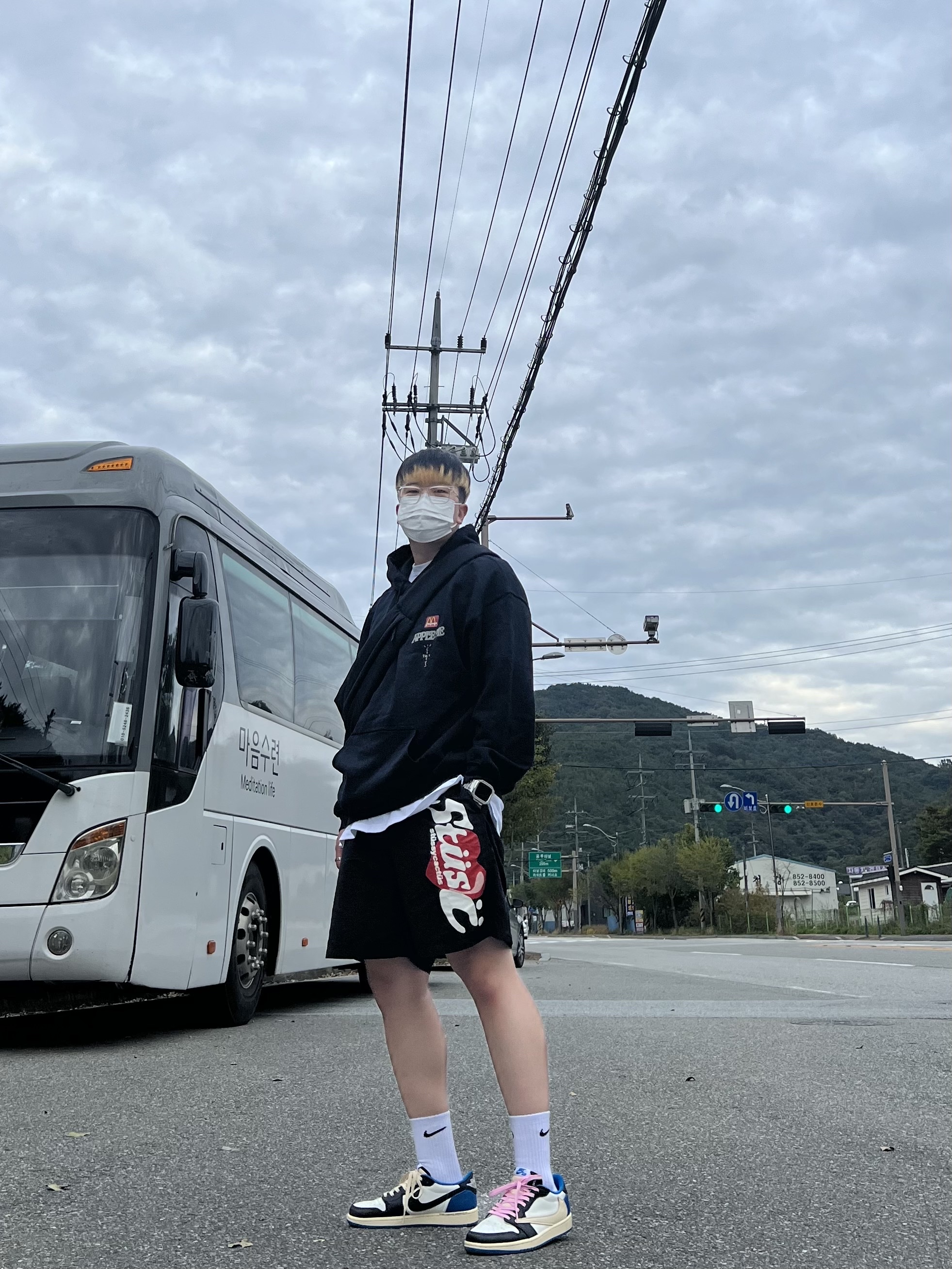 Jordan 1 x Travis Scott x Fragment Retro Low OG SP Military Blue, Yeezy Gap Engineered By Balenciaga Snake Bag Black 착용 스타일 - 2