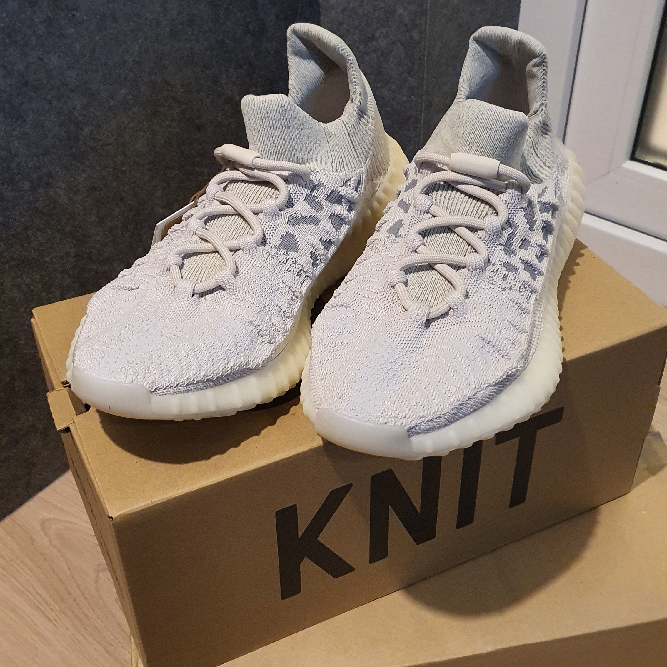 Adidas Yeezy 350 V2 CMPCT Slate Bone 2022/2023 착용 스타일 - 1