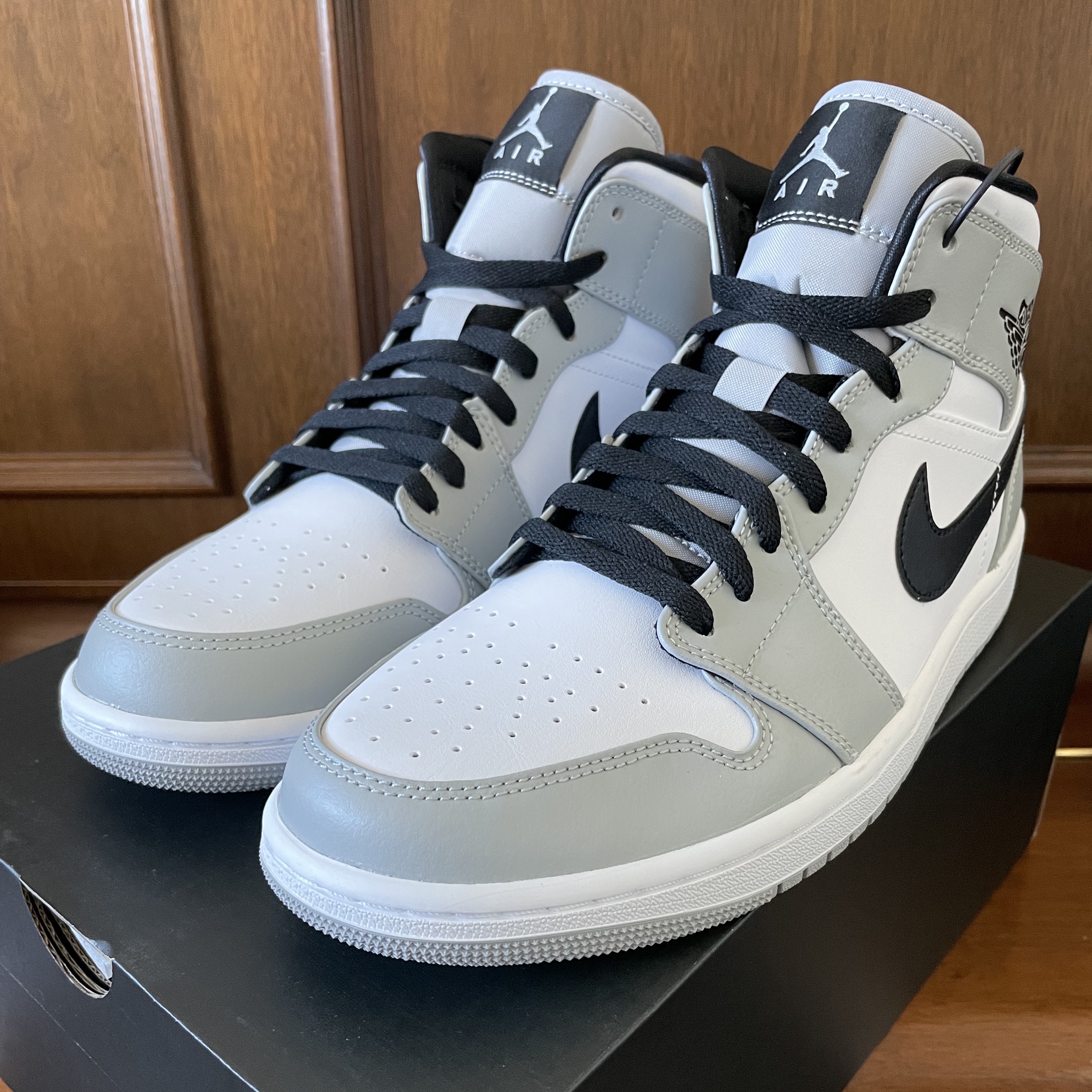 Jordan 1 Mid Light Smoke Grey 착용 스타일 - 2
