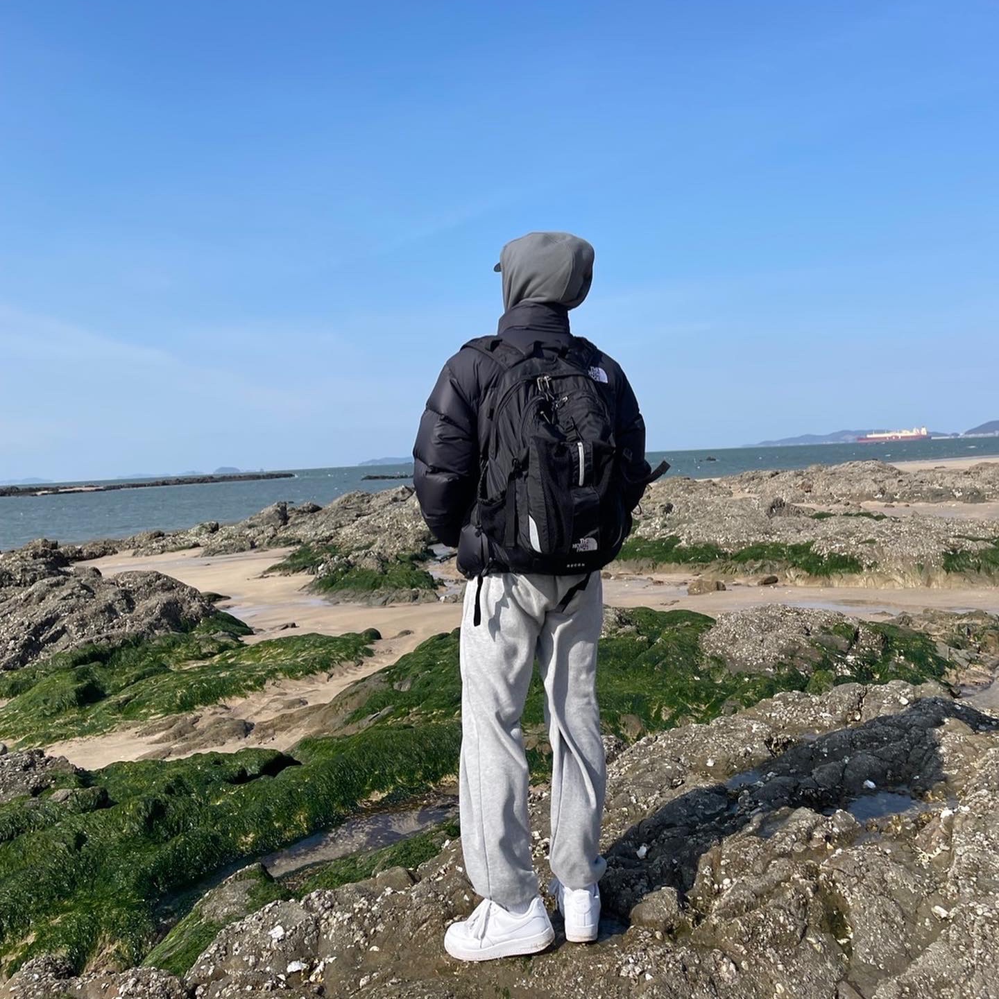 The North Face 1996 Eco Nuptse Jacket Black, Nike NSW Hoodie BRS Iron Grey 착용 스타일