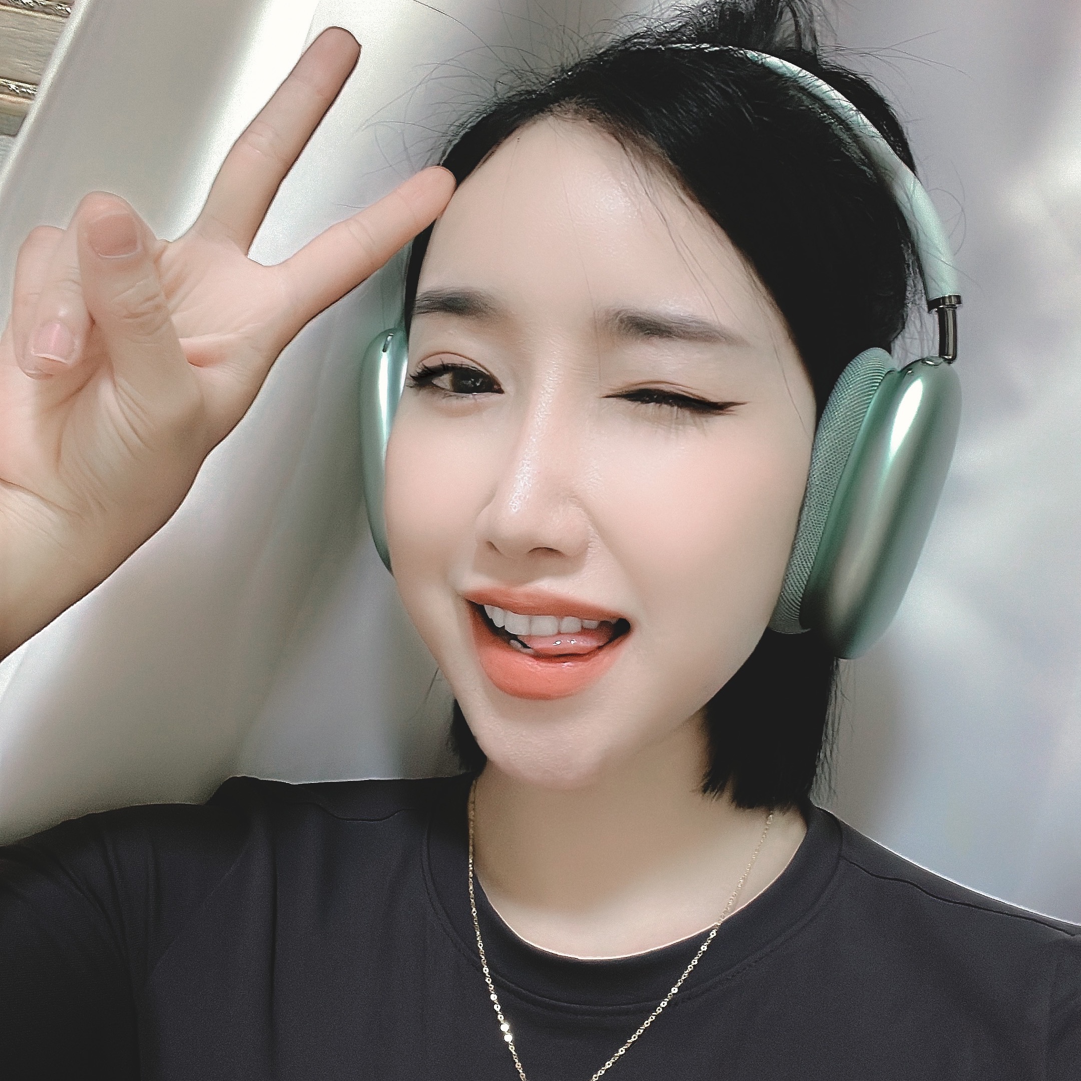 Apple AirPods Max Lightning Green (Korean Ver.), (GS) Nike Dunk Low SE Next Nature Riftblue 착용 스타일 - 1