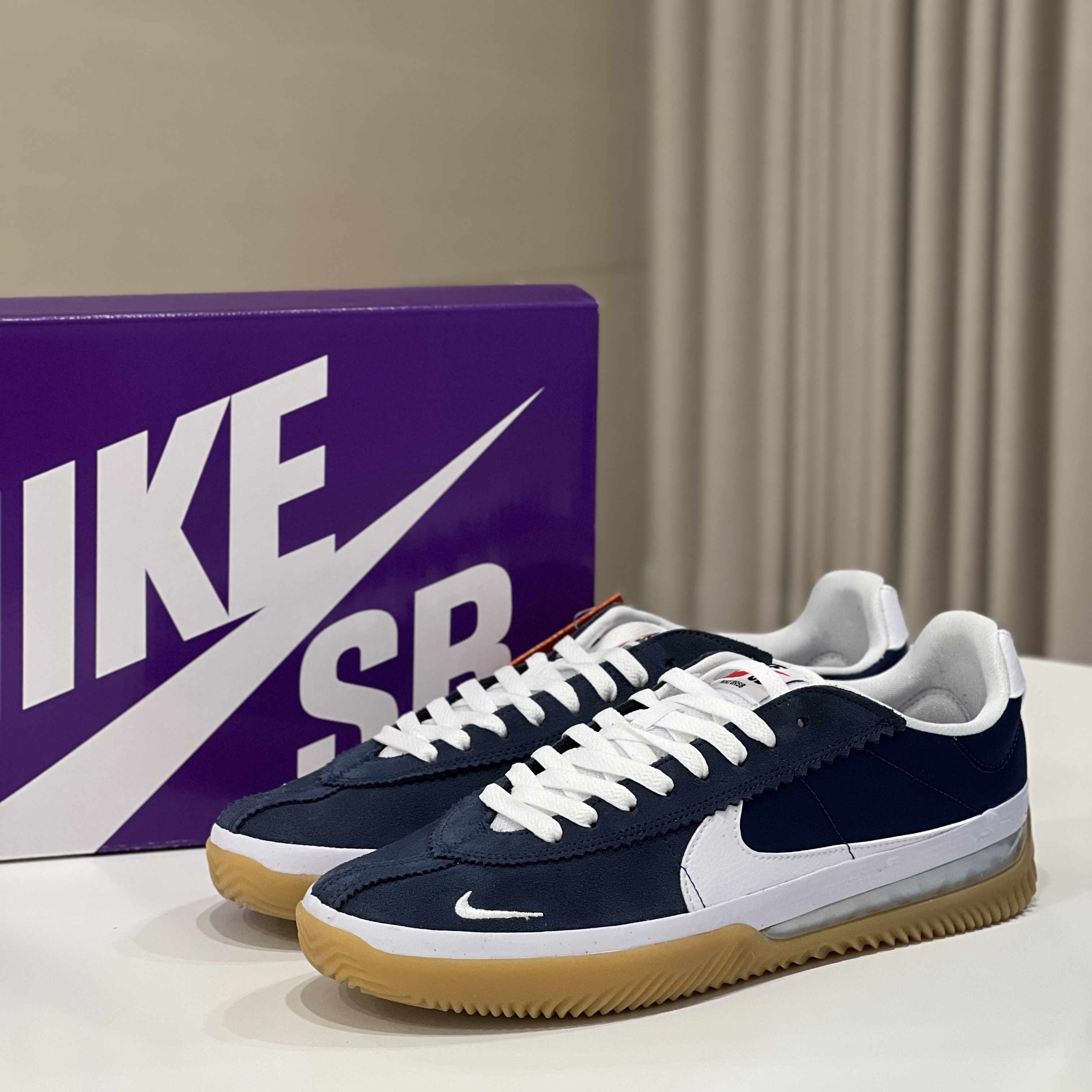 Nike BRSB Navy White, Adidas Samba Vegan White Black 착용 스타일 - 1