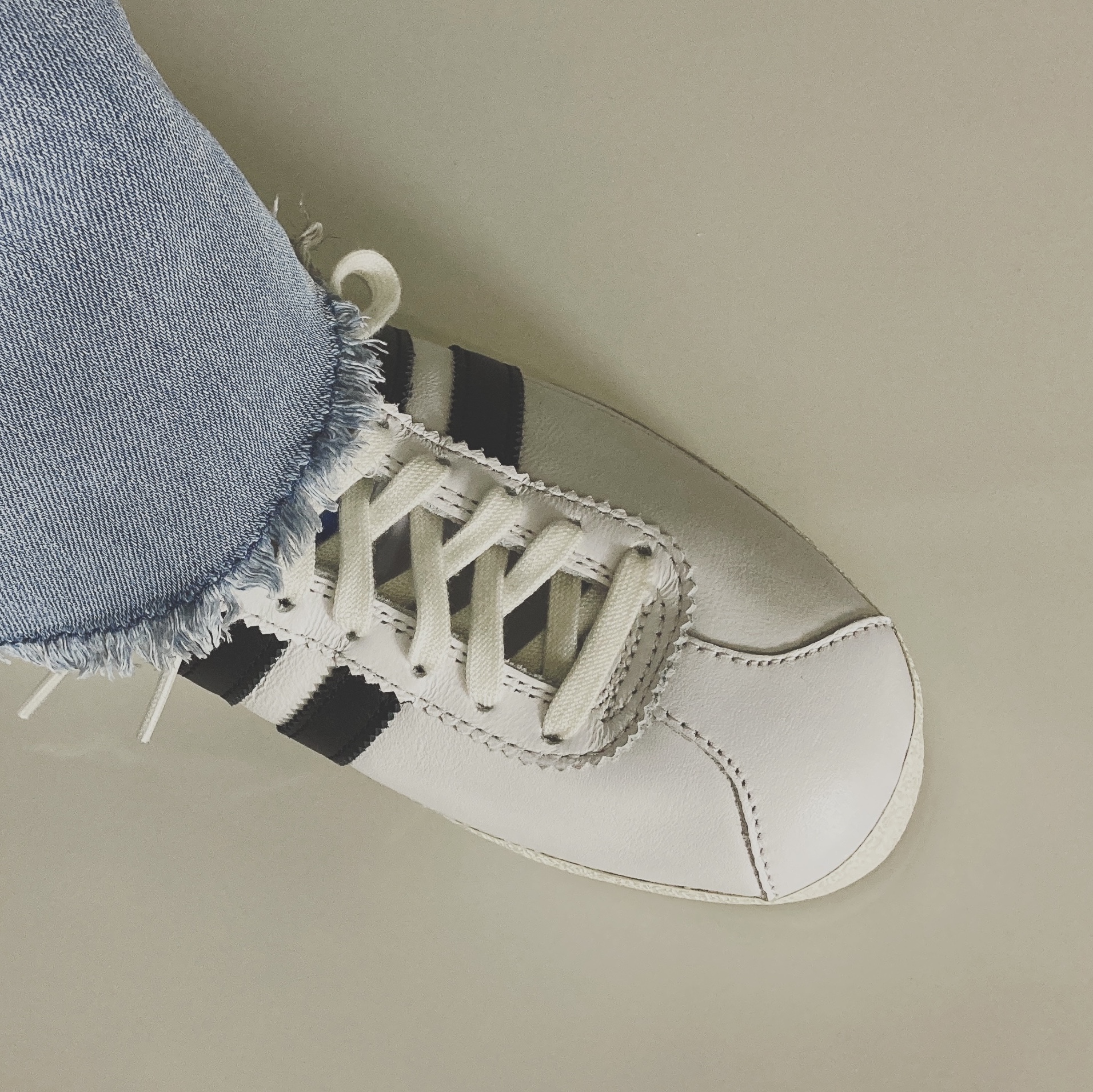 Adidas Gazelle Vintage White Black, Adidas Gazelle Vintage Black White 착용 스타일