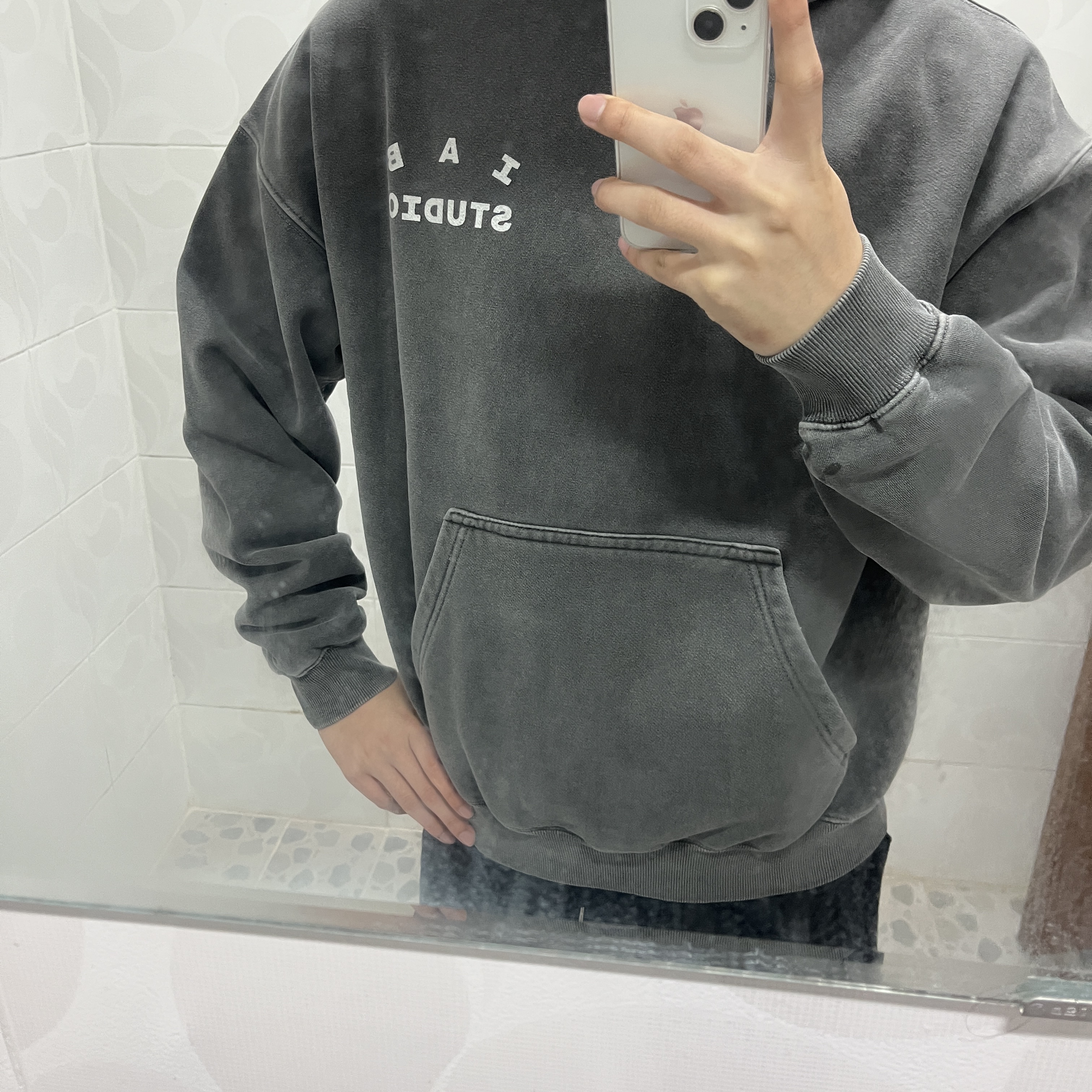 IAB Studio Pigment Hoodie & Sack Black 착용 스타일 - 1