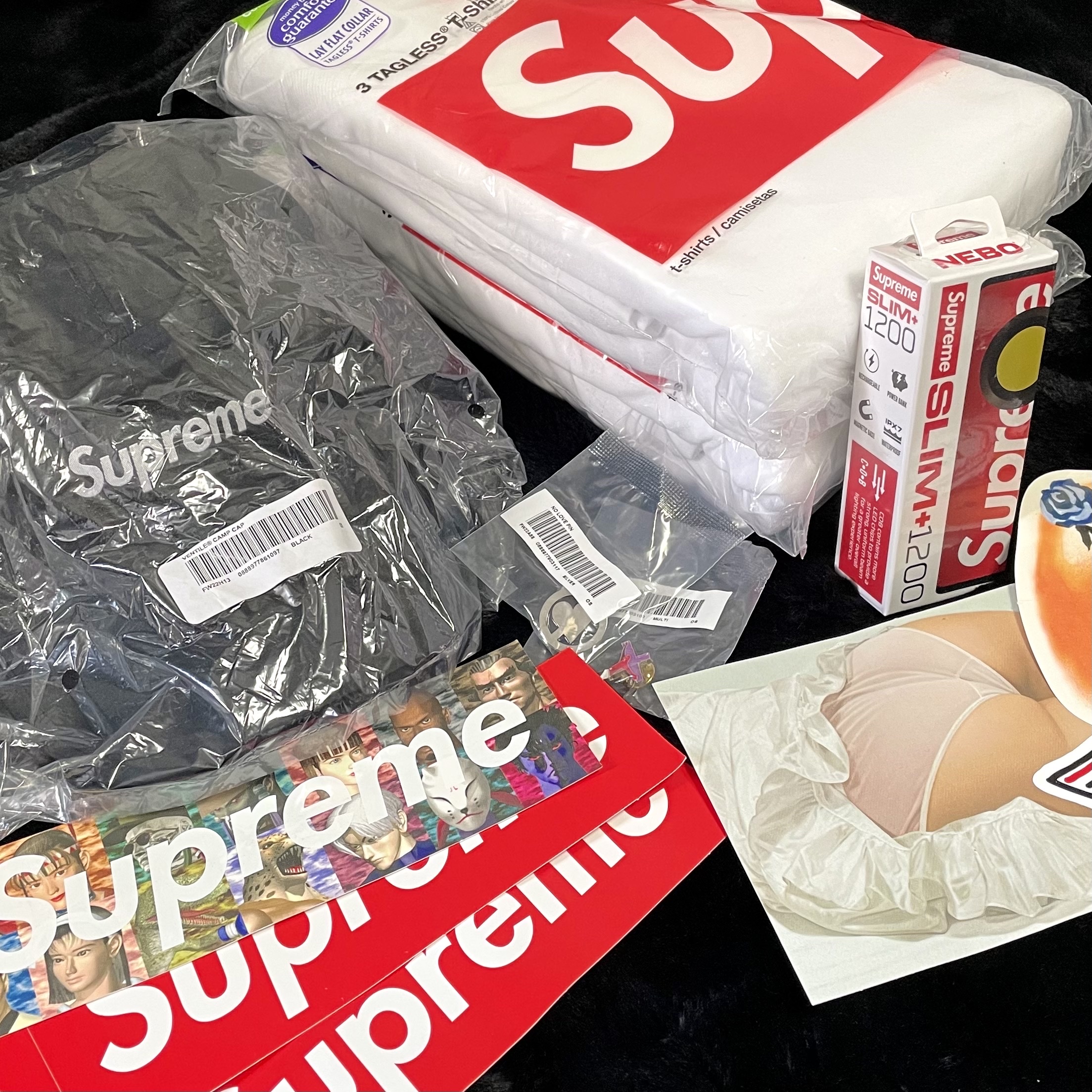 Supreme Ventile Camp Cap Black - 22FW, Supreme Hanes Tagless T-Shirt White (3 Pack) 착용 스타일