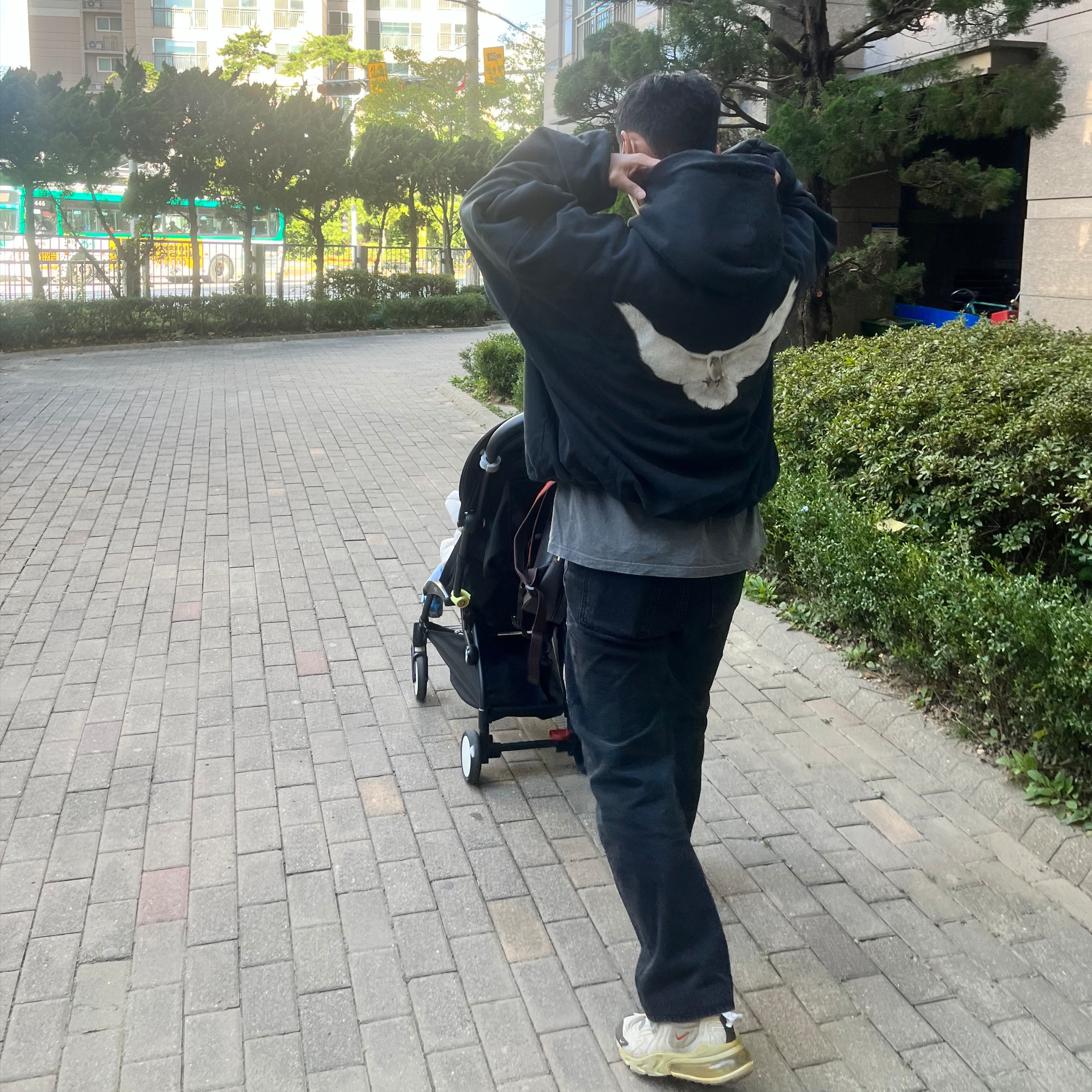Yeezy Gap Engineered By Balenciaga Dove Hoodie Black, Nike x Travis Scott Air Max 270 React Cactus Trails 착용 스타일 - 2
