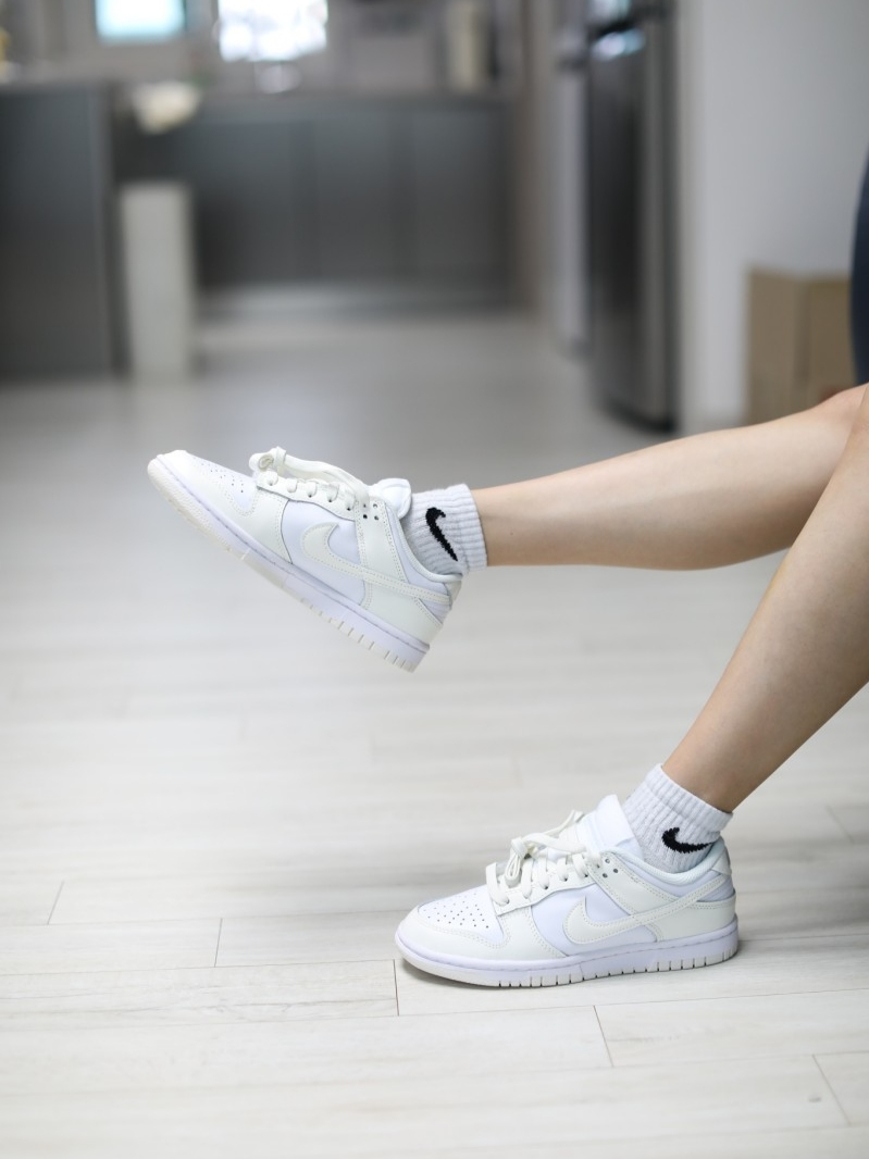 (W) Nike Dunk Low White and Sail 착용 스타일 - 2