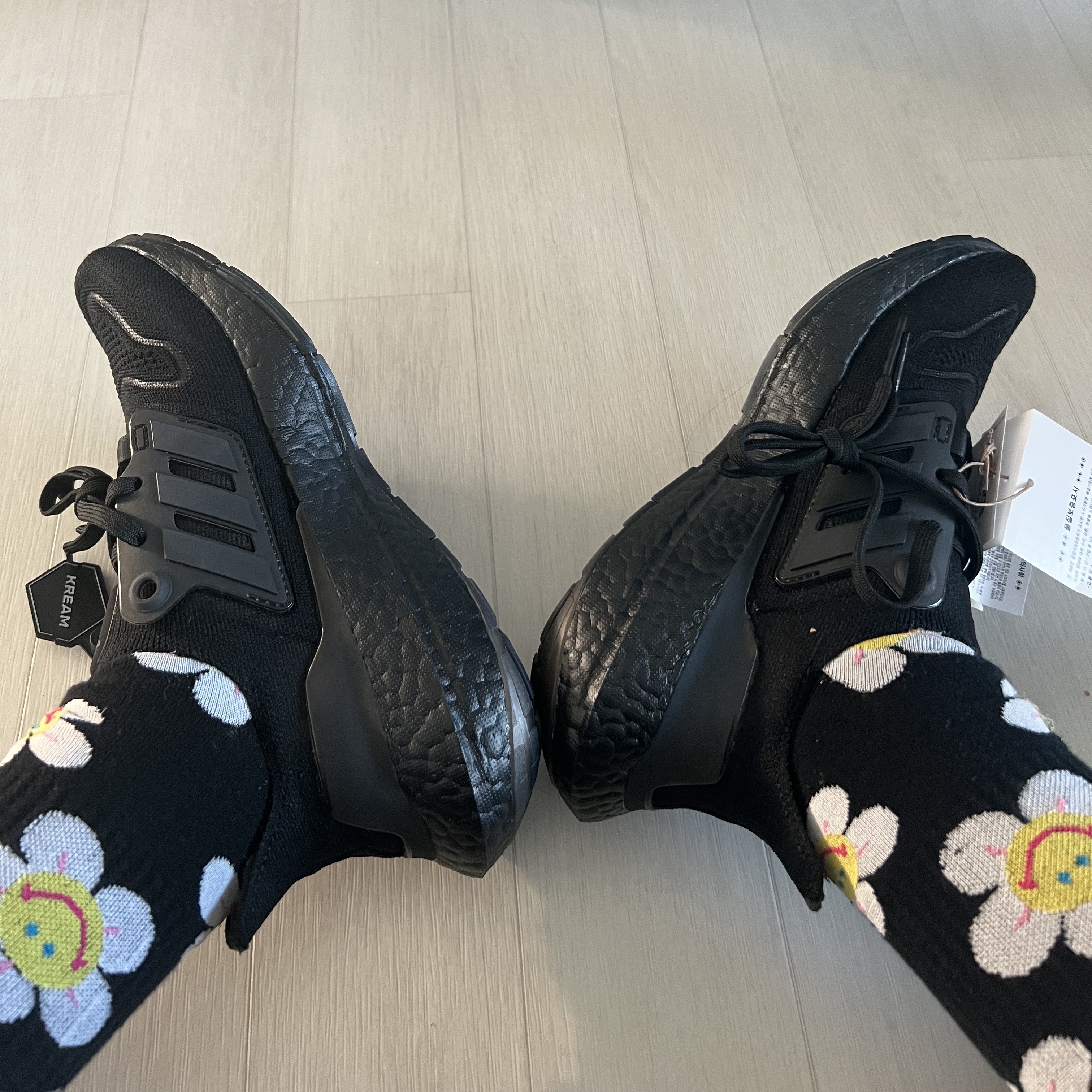 (W) Adidas Ultraboost 22 Triple Black 착용 스타일 - 3