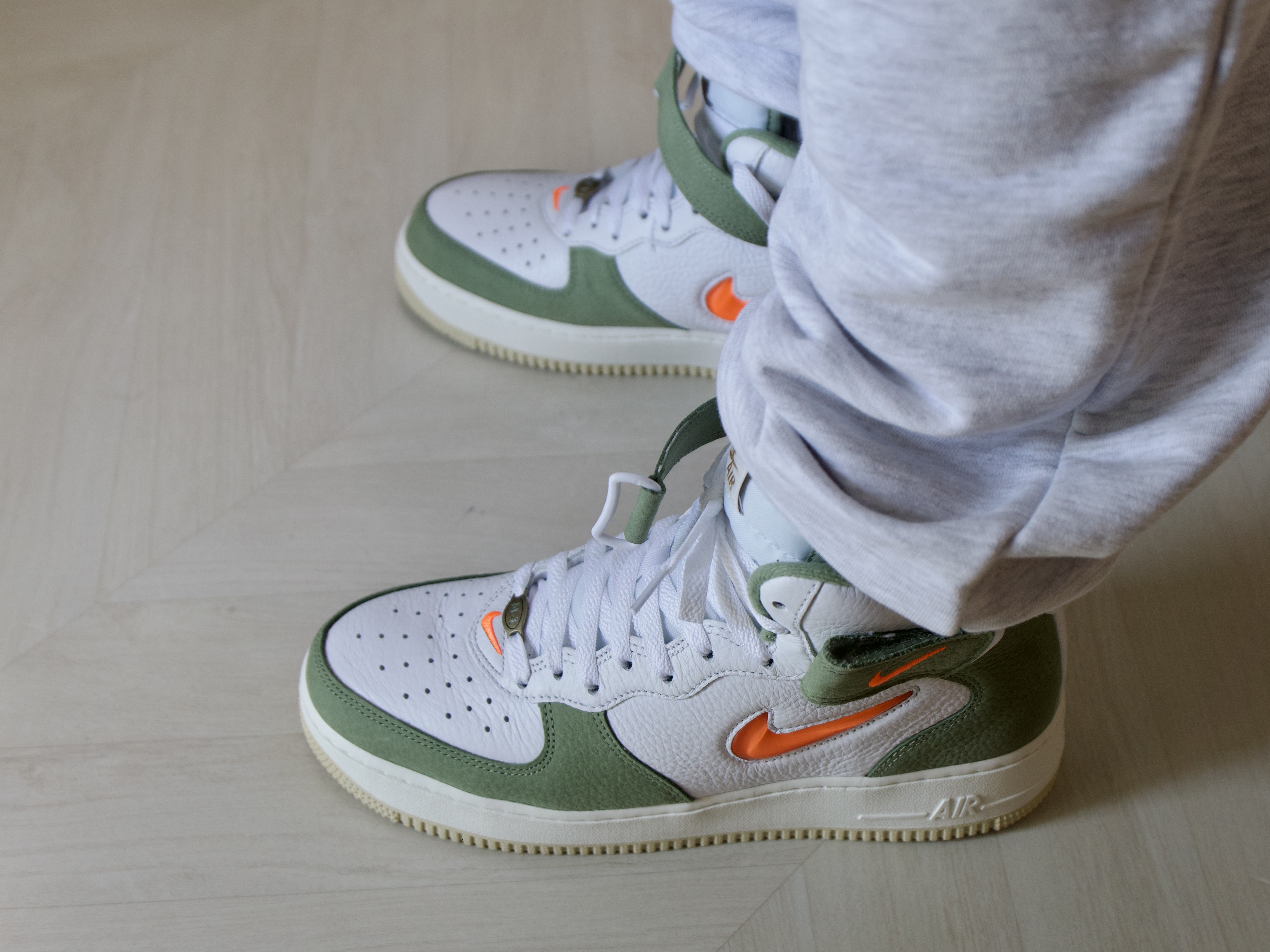 Nike Air Force 1 Mid '07 QS Olive Green and Total Orange 착용 스타일 - 5