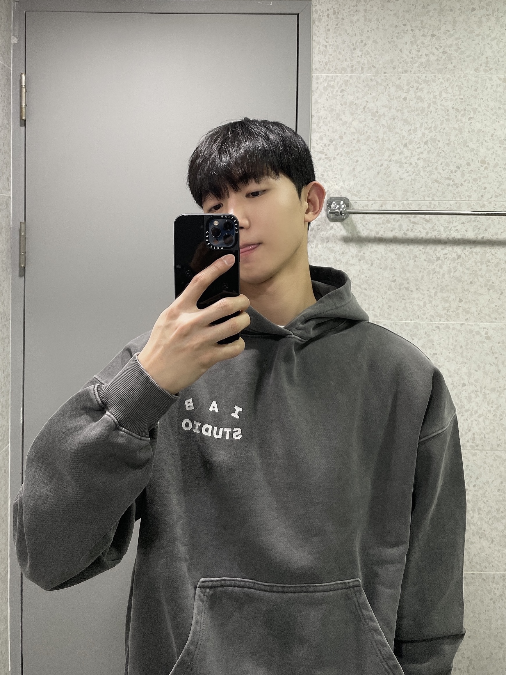 IAB Studio Pigment Hoodie & Sack Black, Casetify x IAB Studio iPhone Black Logo MagSafe Mirror Case Black 착용 스타일