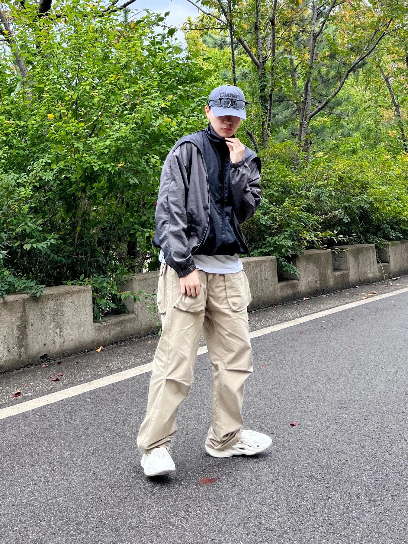Adidas Yeezy Foam RNNR Sand 착용 스타일 - 3