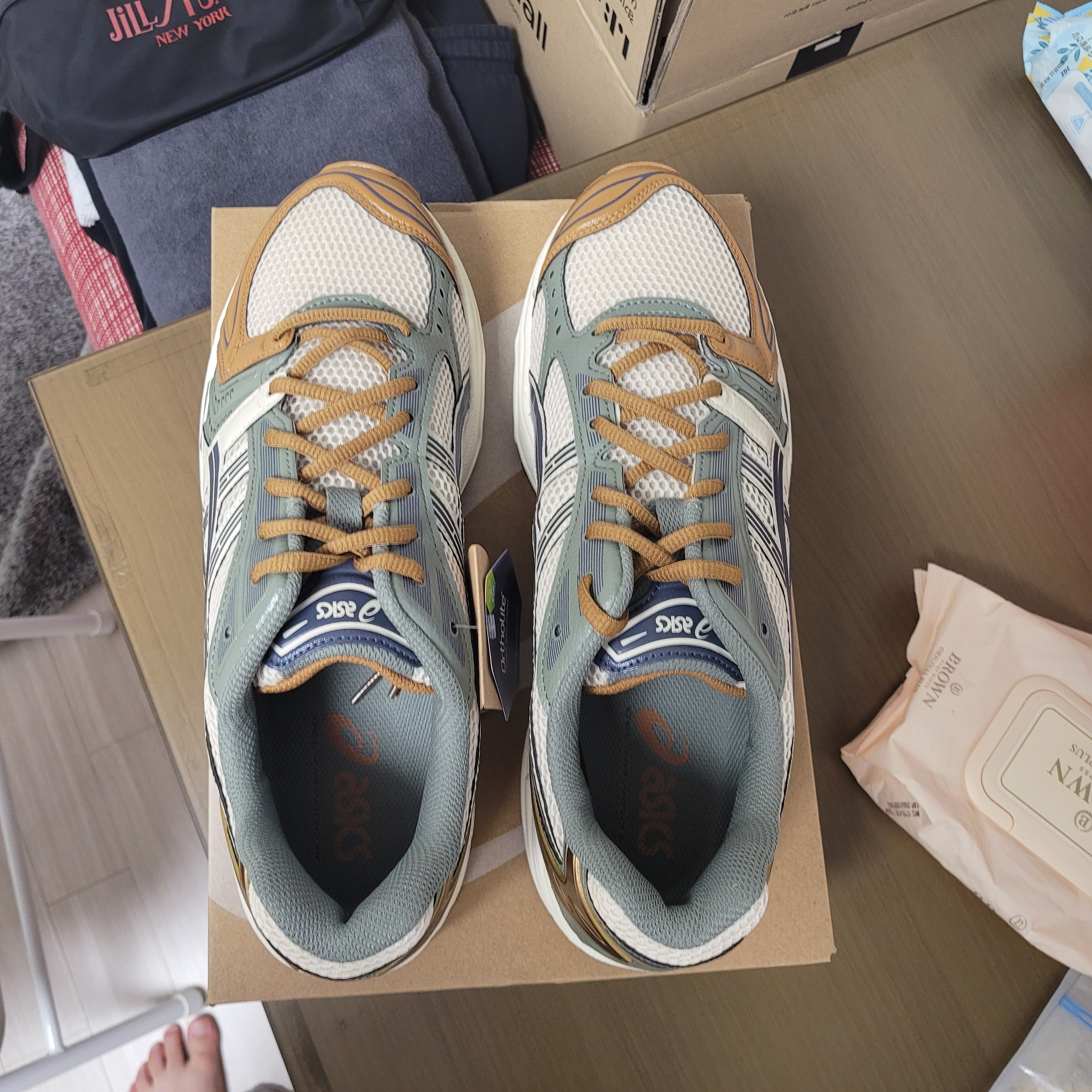 Asics Gel-Kayano 14 Vanilla Tarmac 착용 스타일 - 4