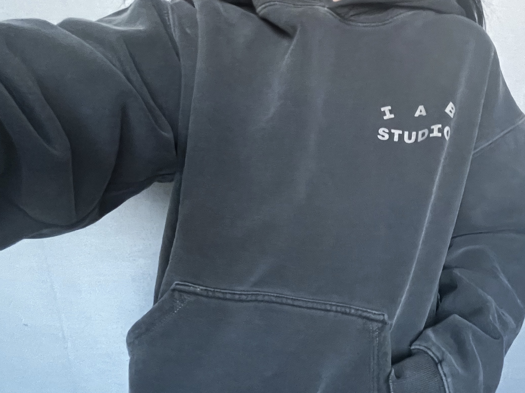 IAB Studio Pigment Hoodie & Sack Black 착용 스타일 - 1