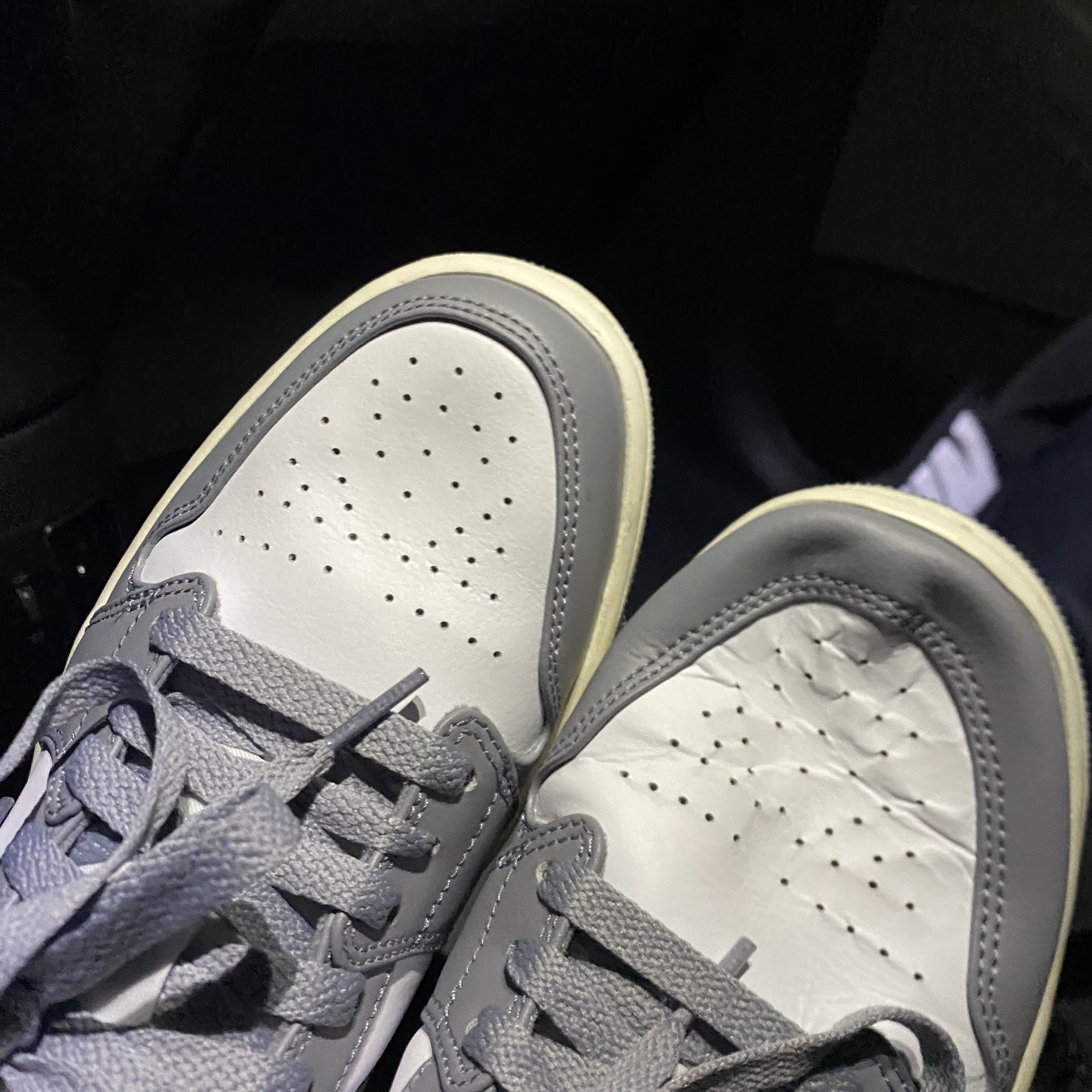 Jordan 1 Low Stealth and White 착용 스타일 - 3