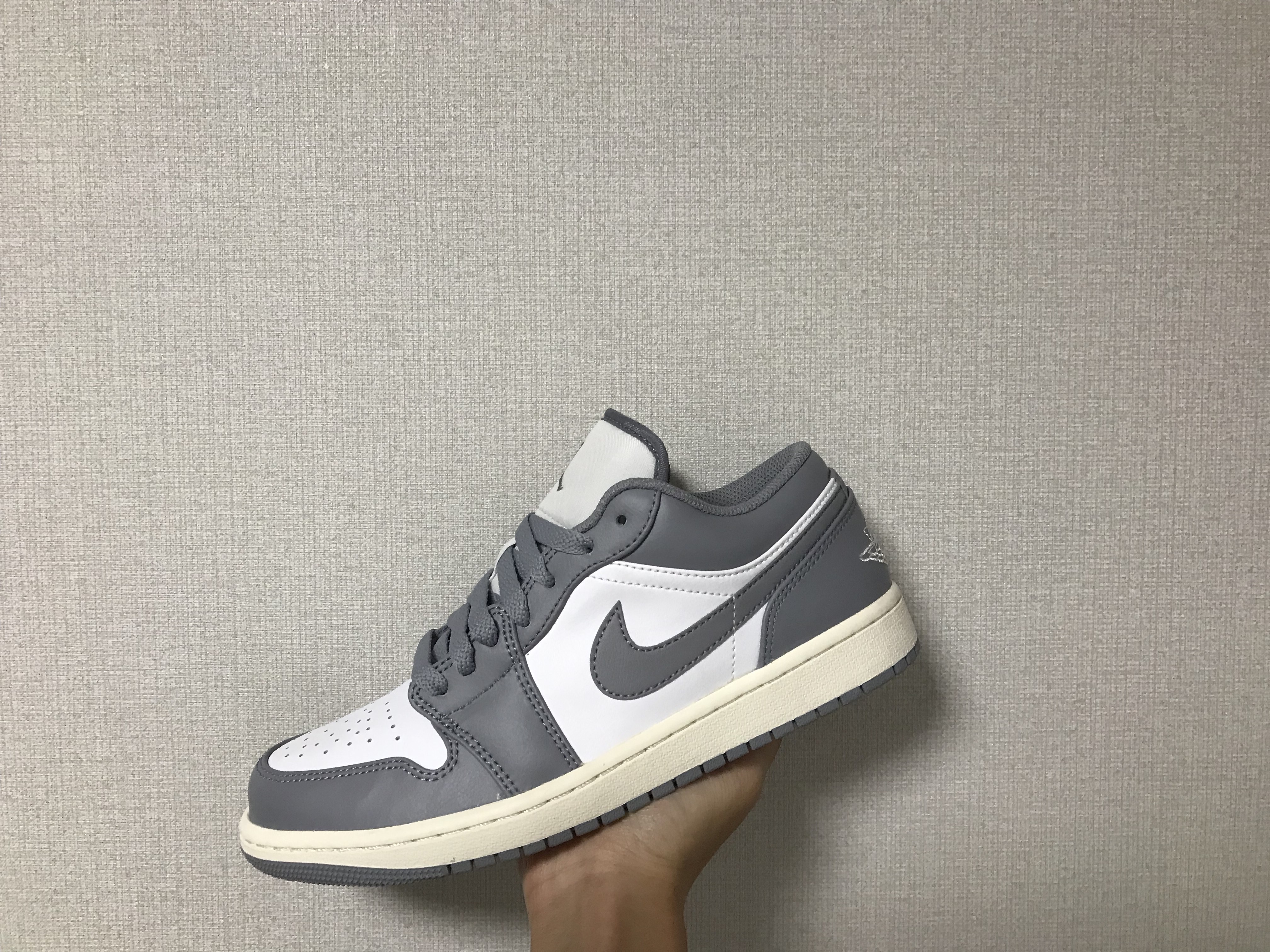 Jordan 1 Low Stealth and White 착용 스타일 - 2