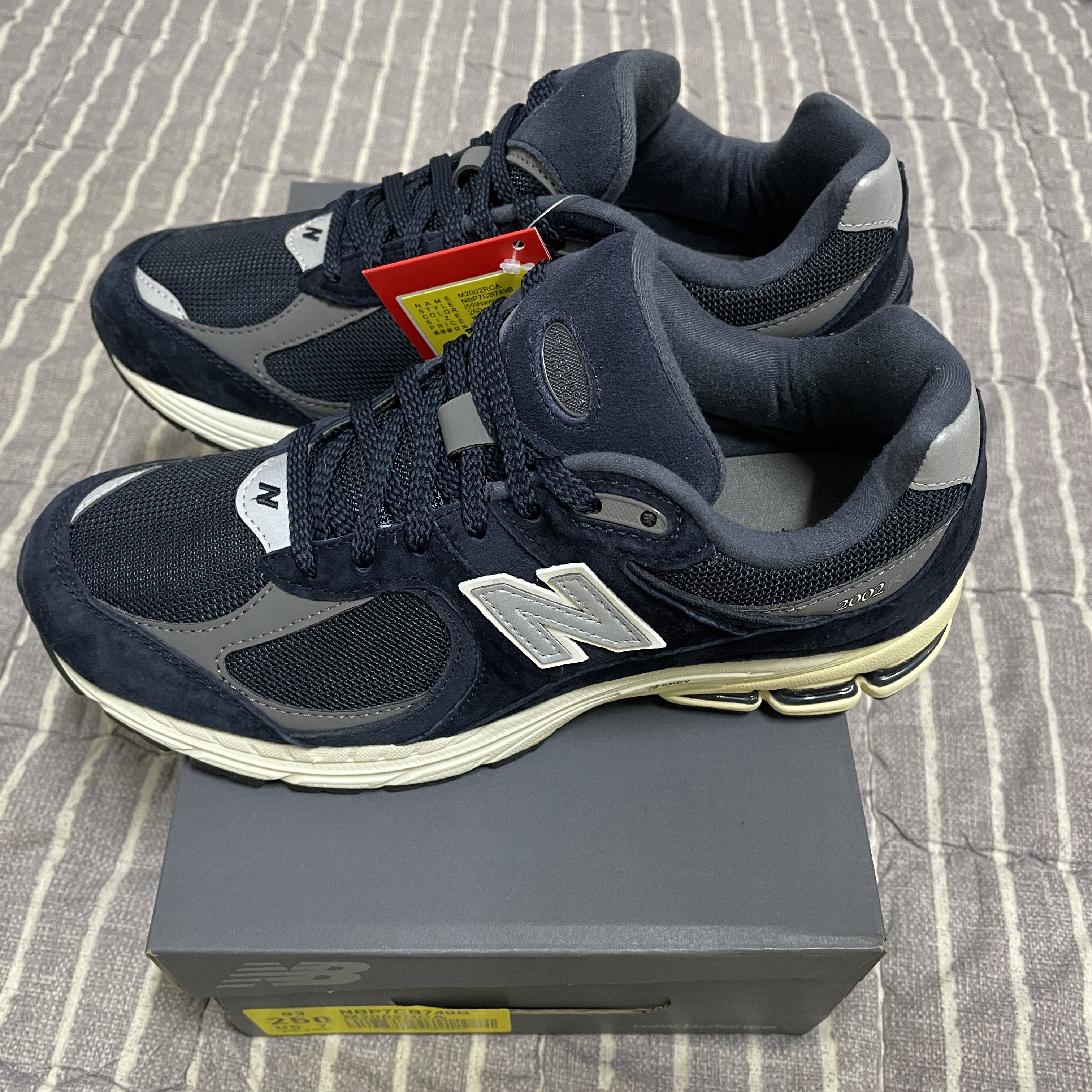 New Balance 2002R Eclipse Castlerock 착용 스타일 - 1