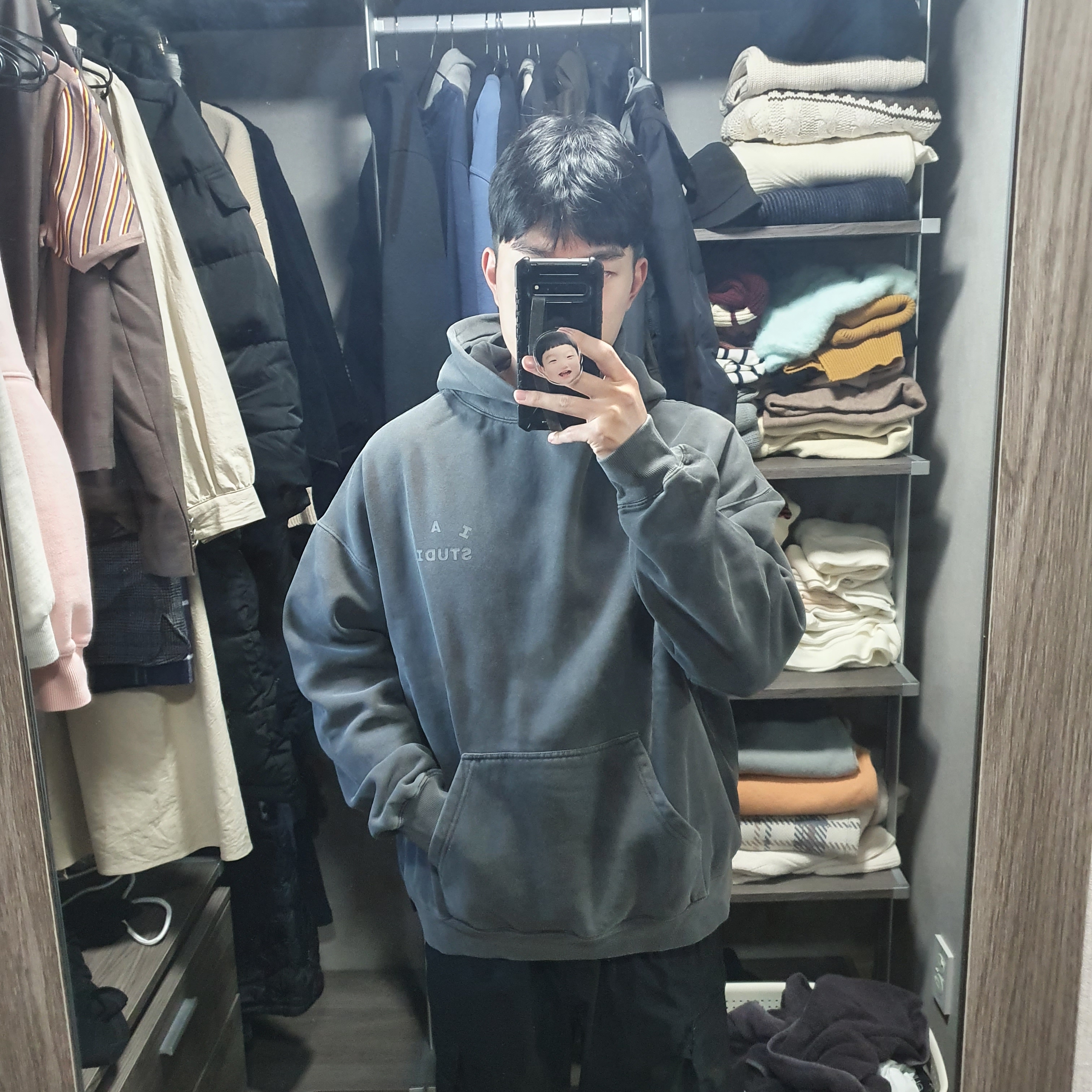 IAB Studio Pigment Hoodie & Sack Black 착용 스타일