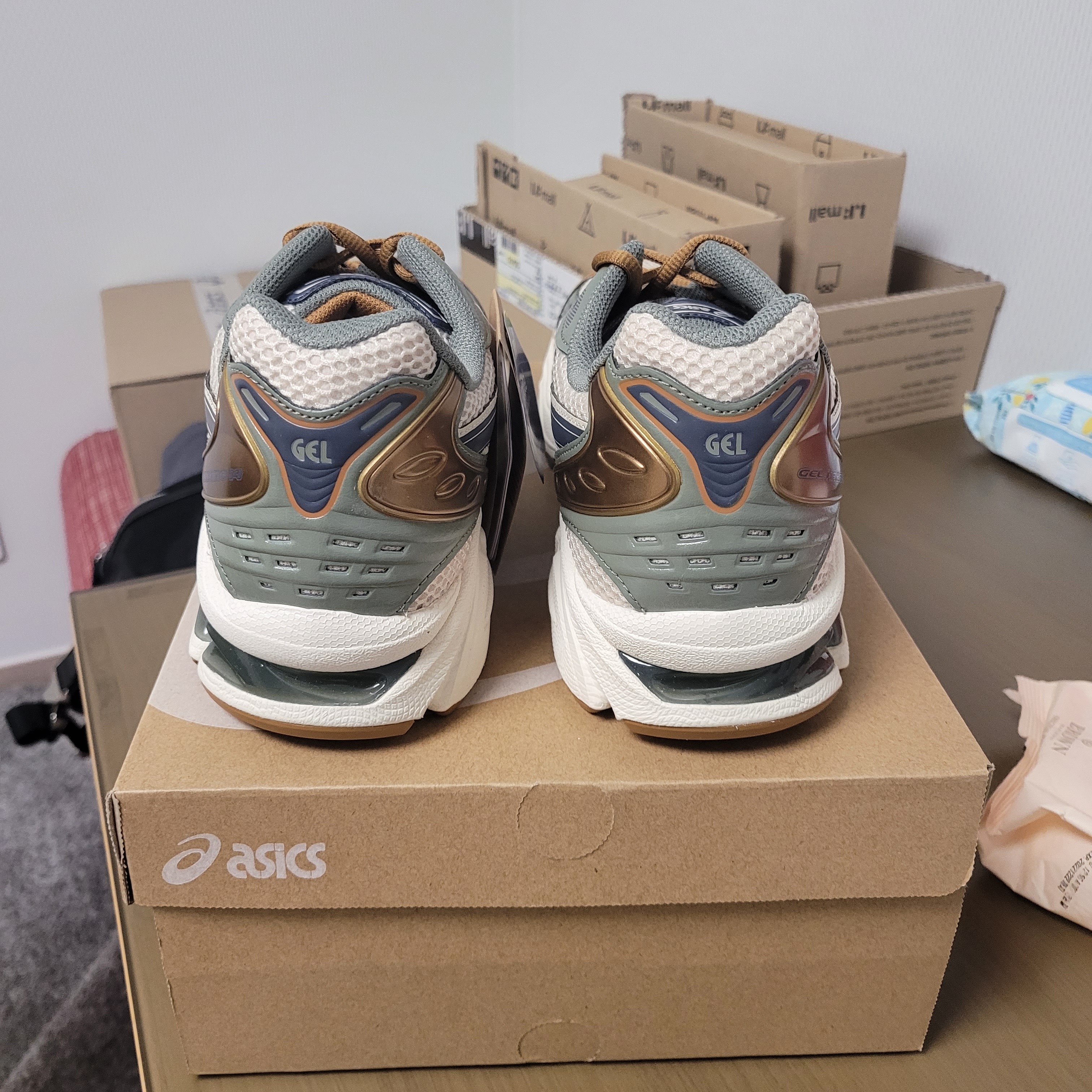 Asics Gel-Kayano 14 Vanilla Tarmac 착용 스타일 - 1