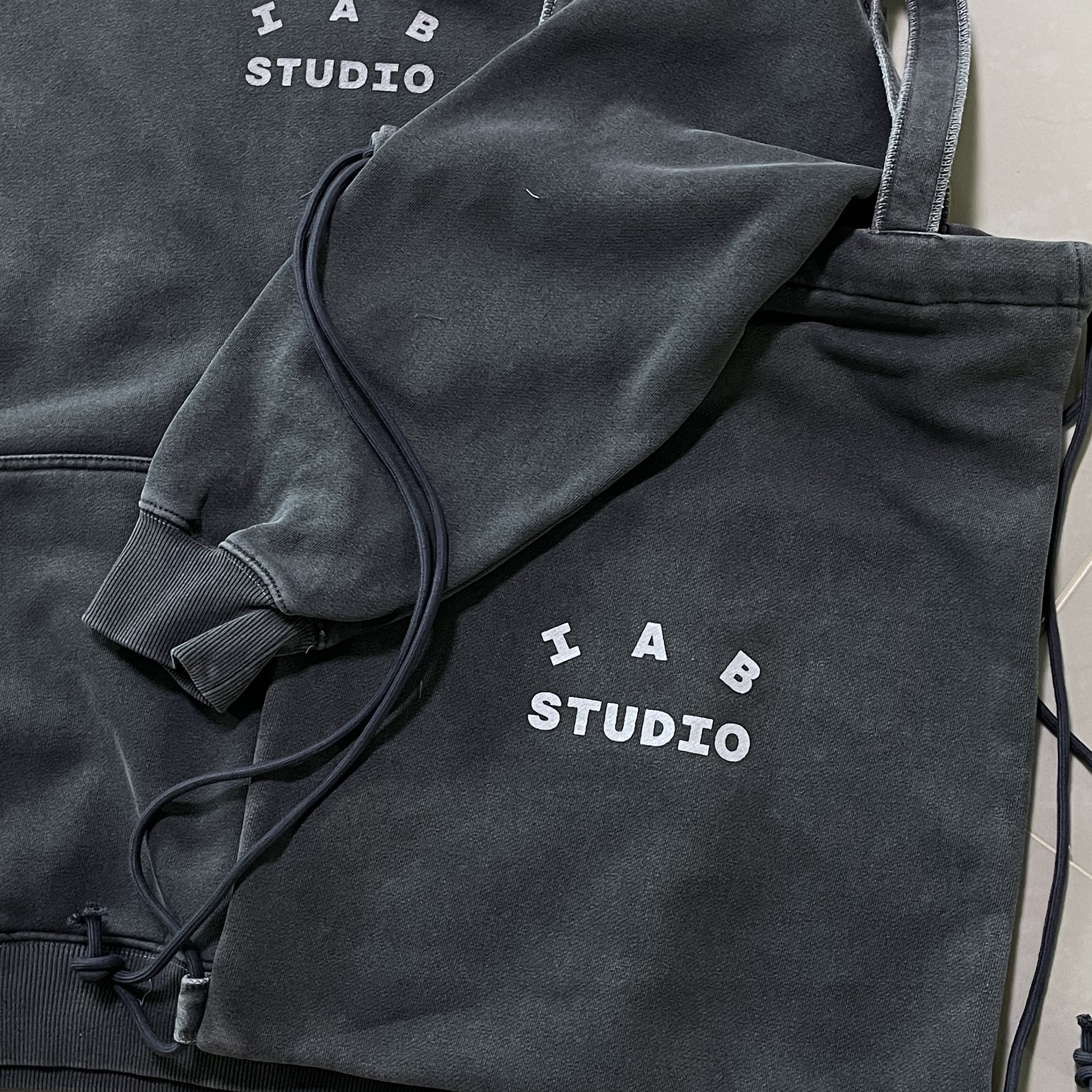 IAB Studio Pigment Hoodie & Sack Black, IAB Studio Pigment Hoodie Black 착용 스타일 - 2