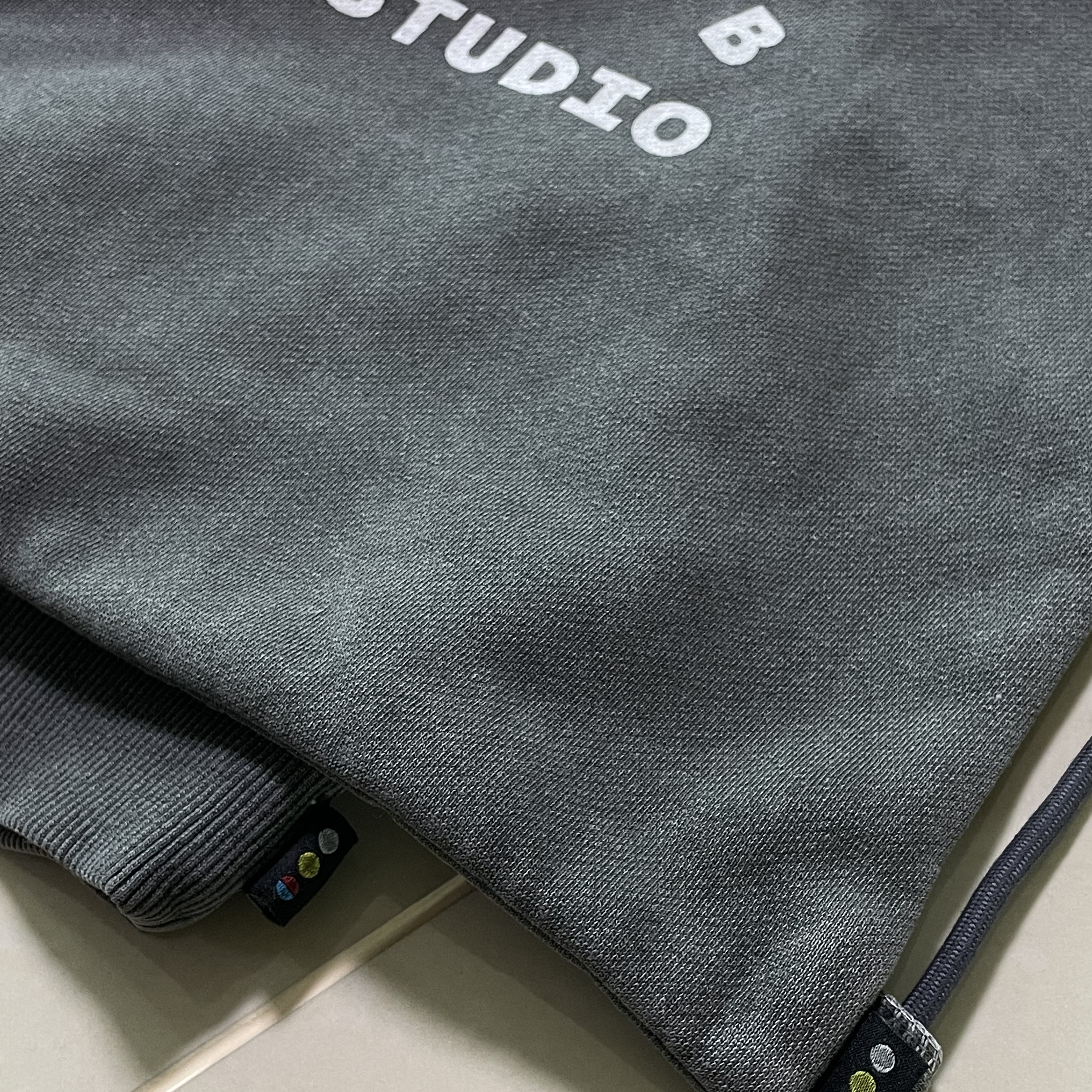 IAB Studio Pigment Hoodie & Sack Black, IAB Studio Pigment Hoodie Black 착용 스타일 - 3