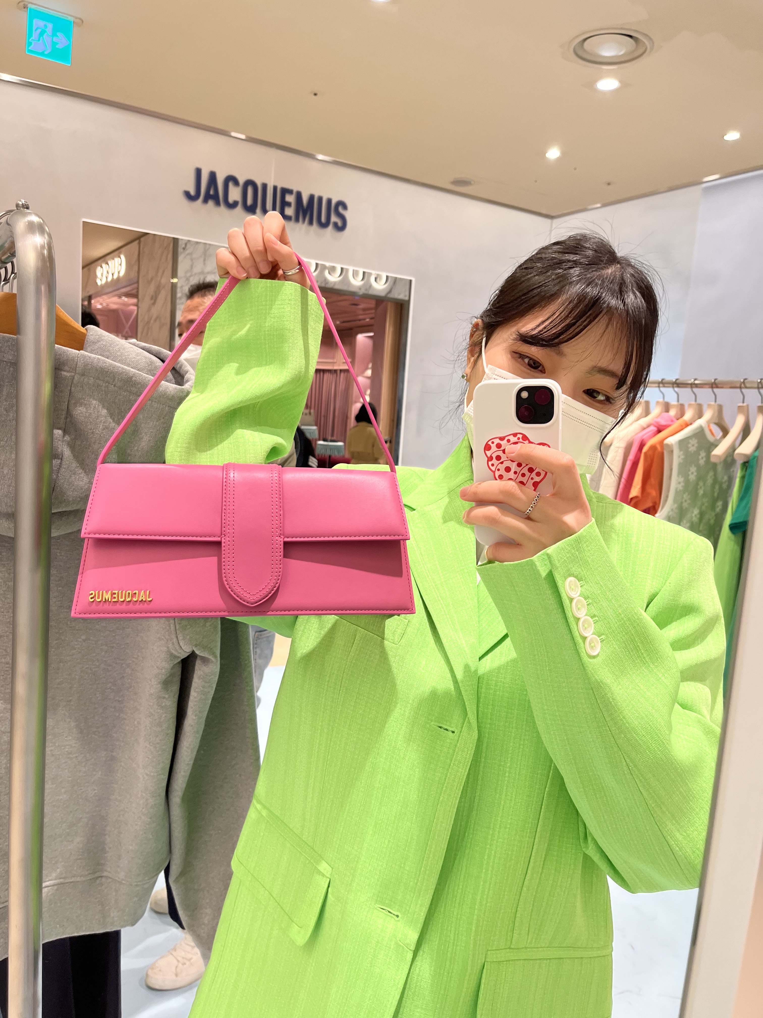 Jacquemus Le Grand Bambino Crossbody Flap Bag Pink, Jacquemus Le Grand Chiquito Large Signature Handbag Pink 착용 스타일 - 1