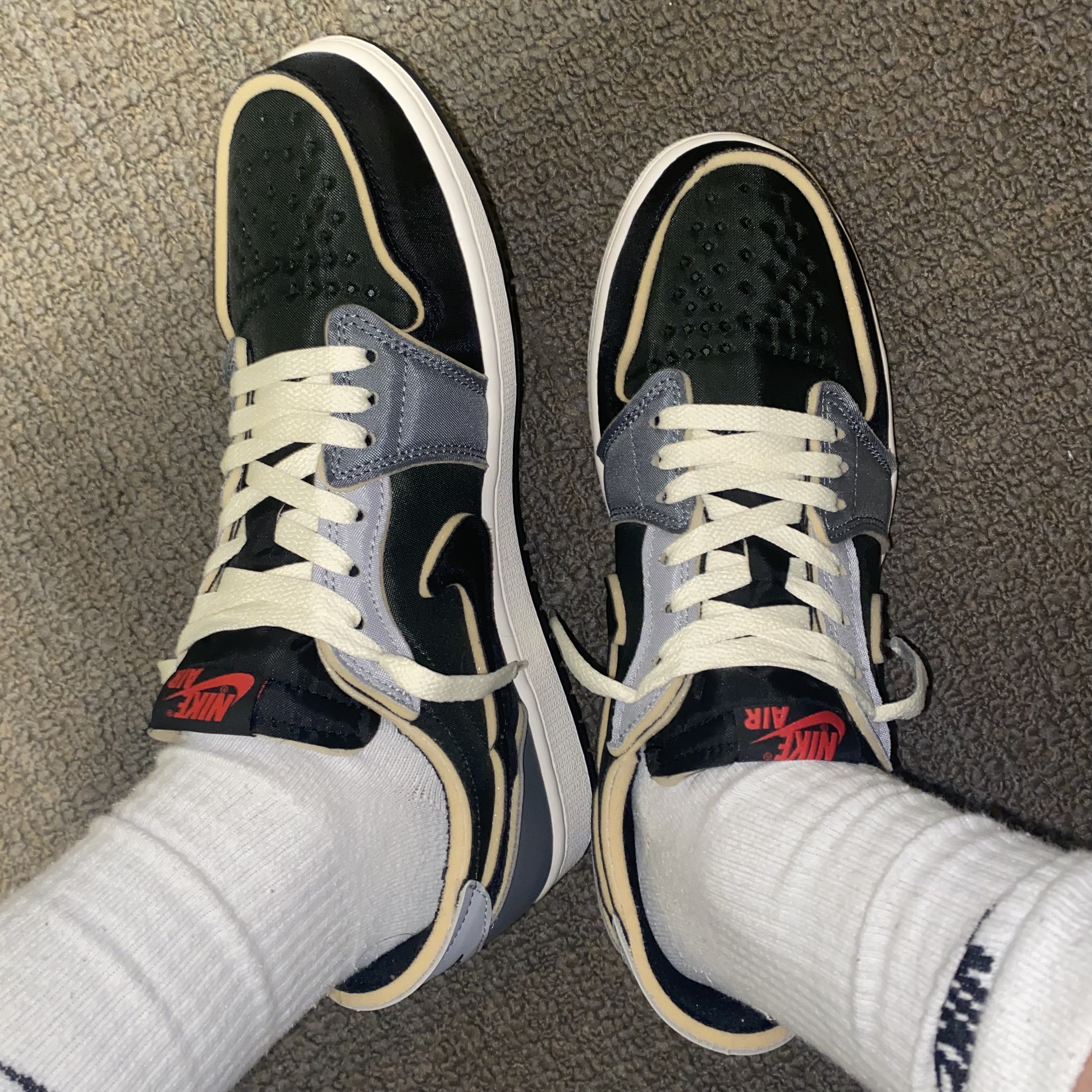 Jordan 1 Retro Low OG EX Black and Smoke Grey 착용 스타일 - 1
