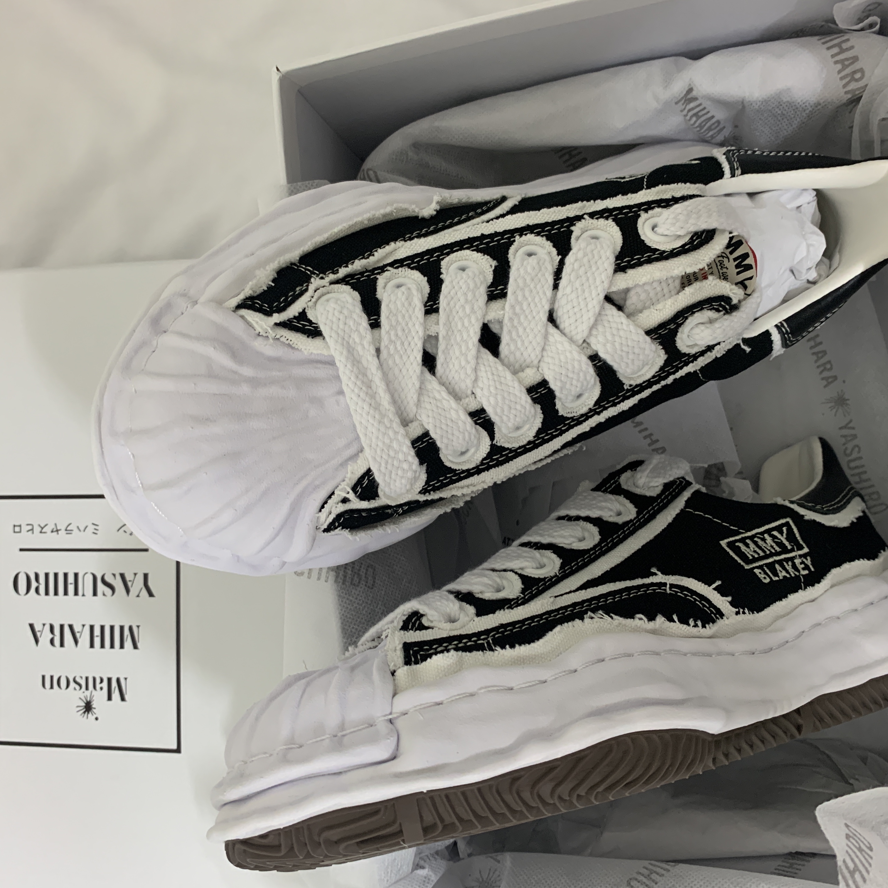 Maison Mihara Yasuhiro Blakey OG Sole OH Canvas Low-top Sneakers Black 착용 스타일