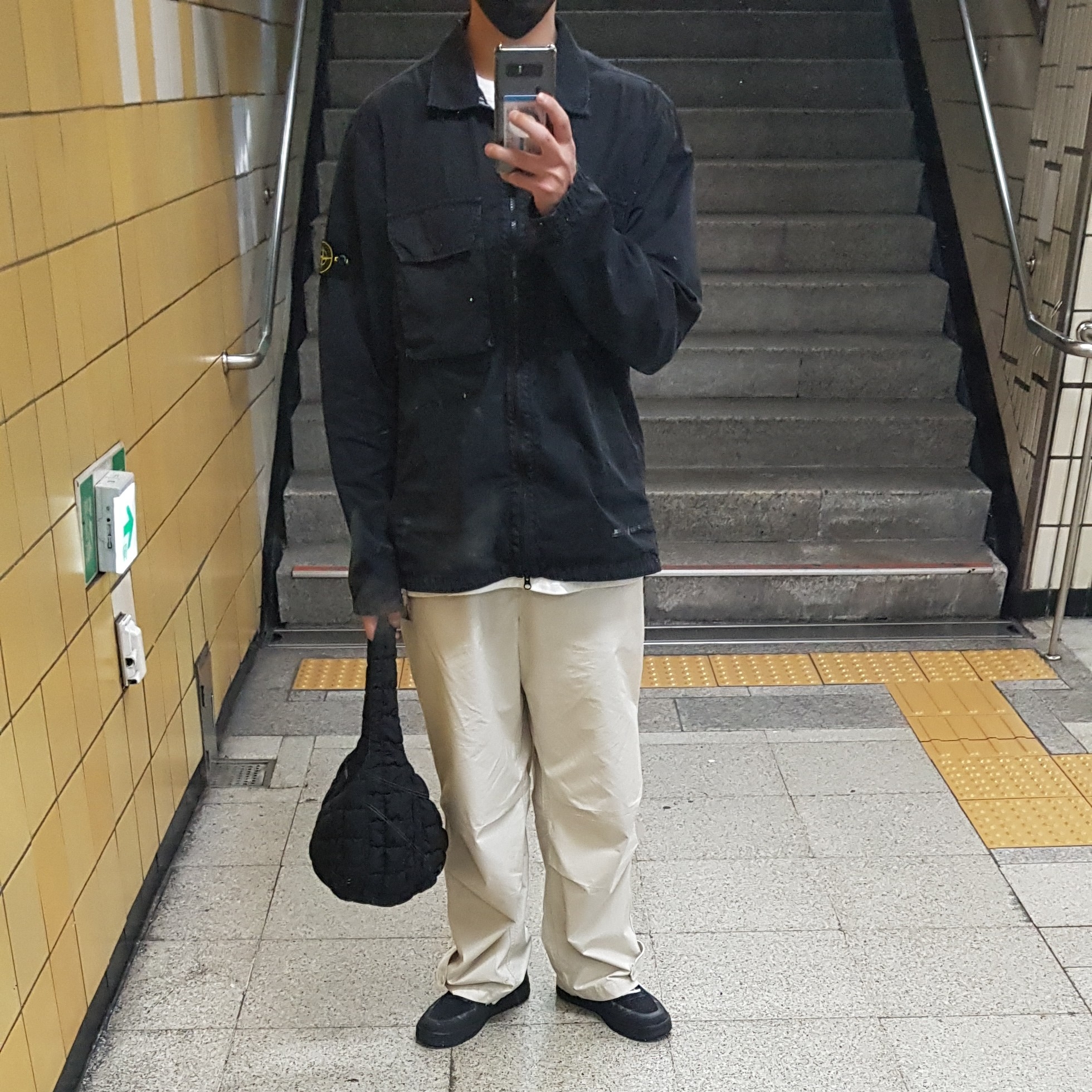 Stone Island 113WN T.CO+OLD Overshirt Black - 21FW, COS Quilted Mini Bag Black 착용 스타일 - 1