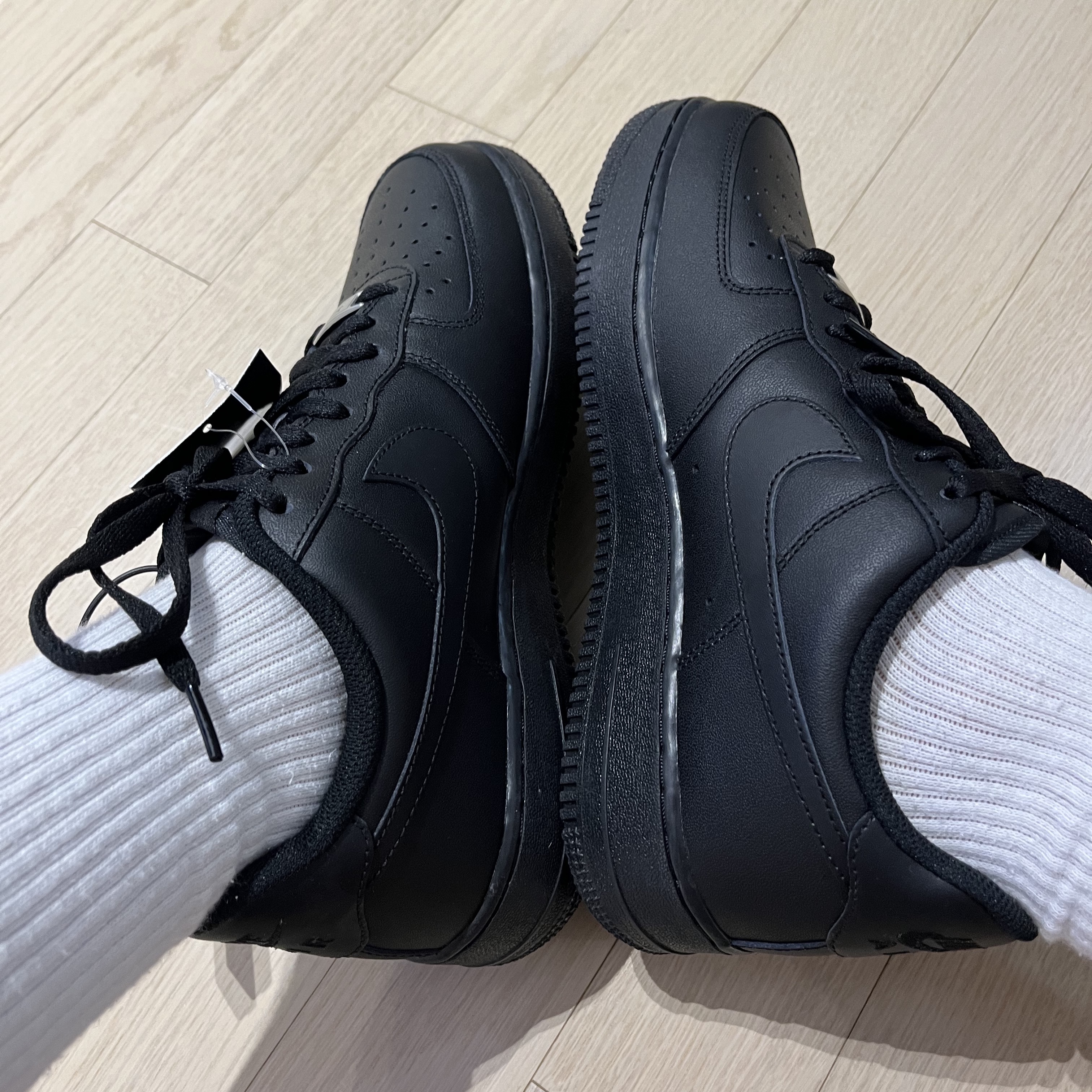 Nike Air Force 1 '07 Low Triple Black 착용 스타일 - 3