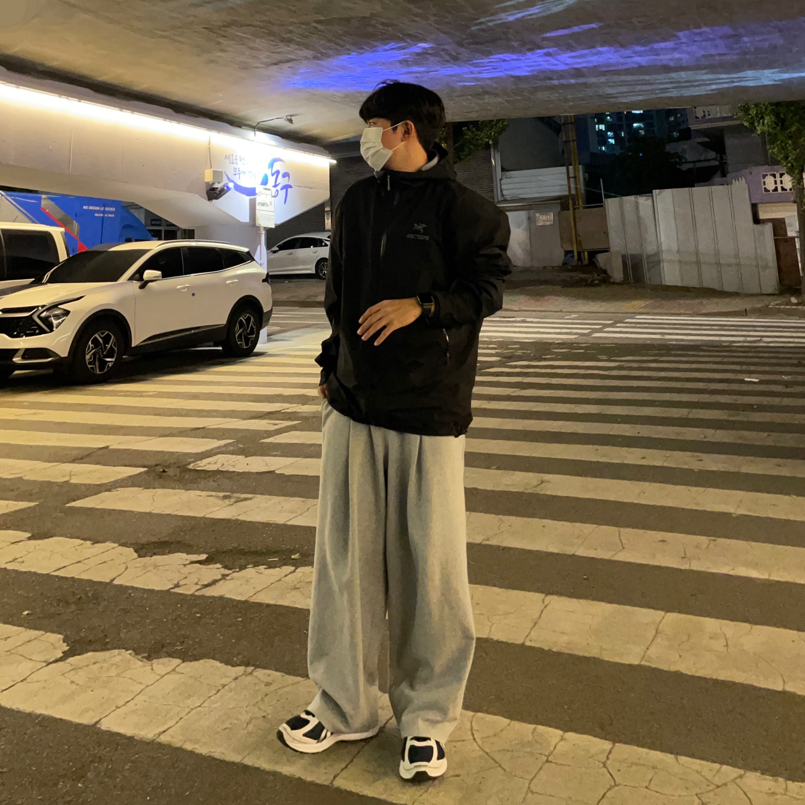 Arc'teryx Beta Jacket Black, Asics Jog 100 S Navy Pure Silver - 2E Wide 착용 스타일