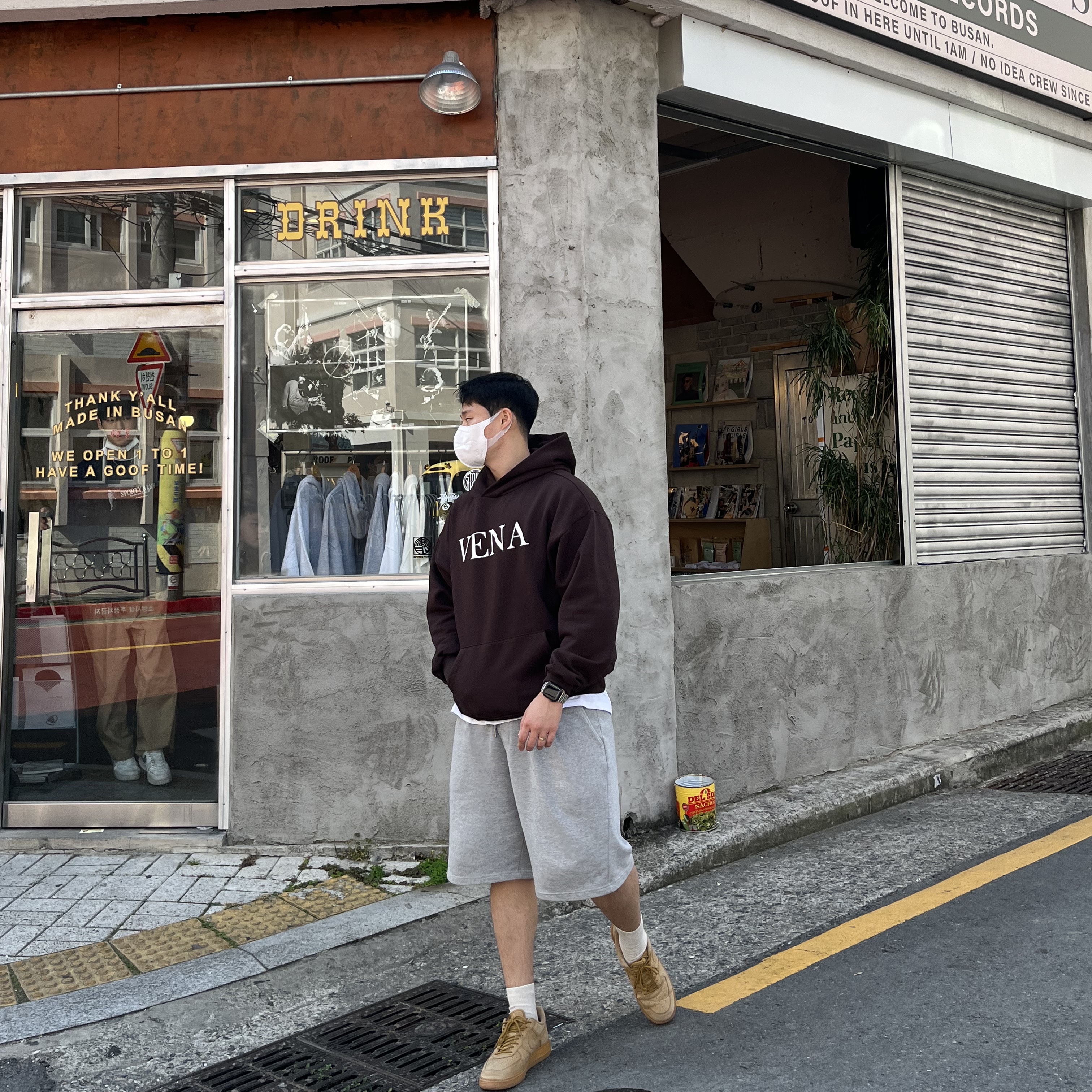 Nike Air Force 1 '07 WB Flax, Apple Watch Nike SE 44mm GPS Space Gray Aluminum Case with Nike Sport Band Anthracite Black (Korean Ver.) 착용 스타일 - 1