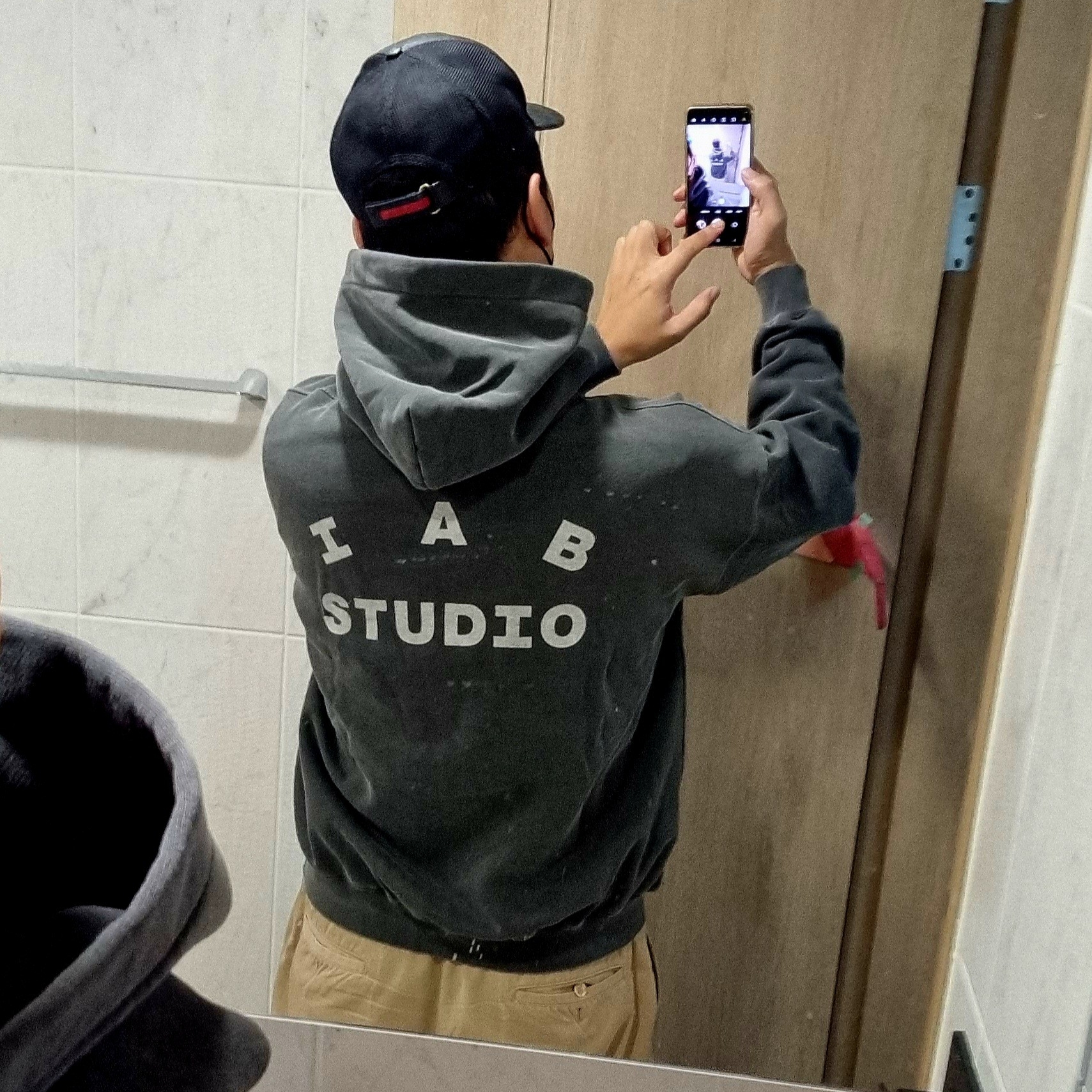 IAB Studio Pigment Hoodie & Sack Black 착용 스타일