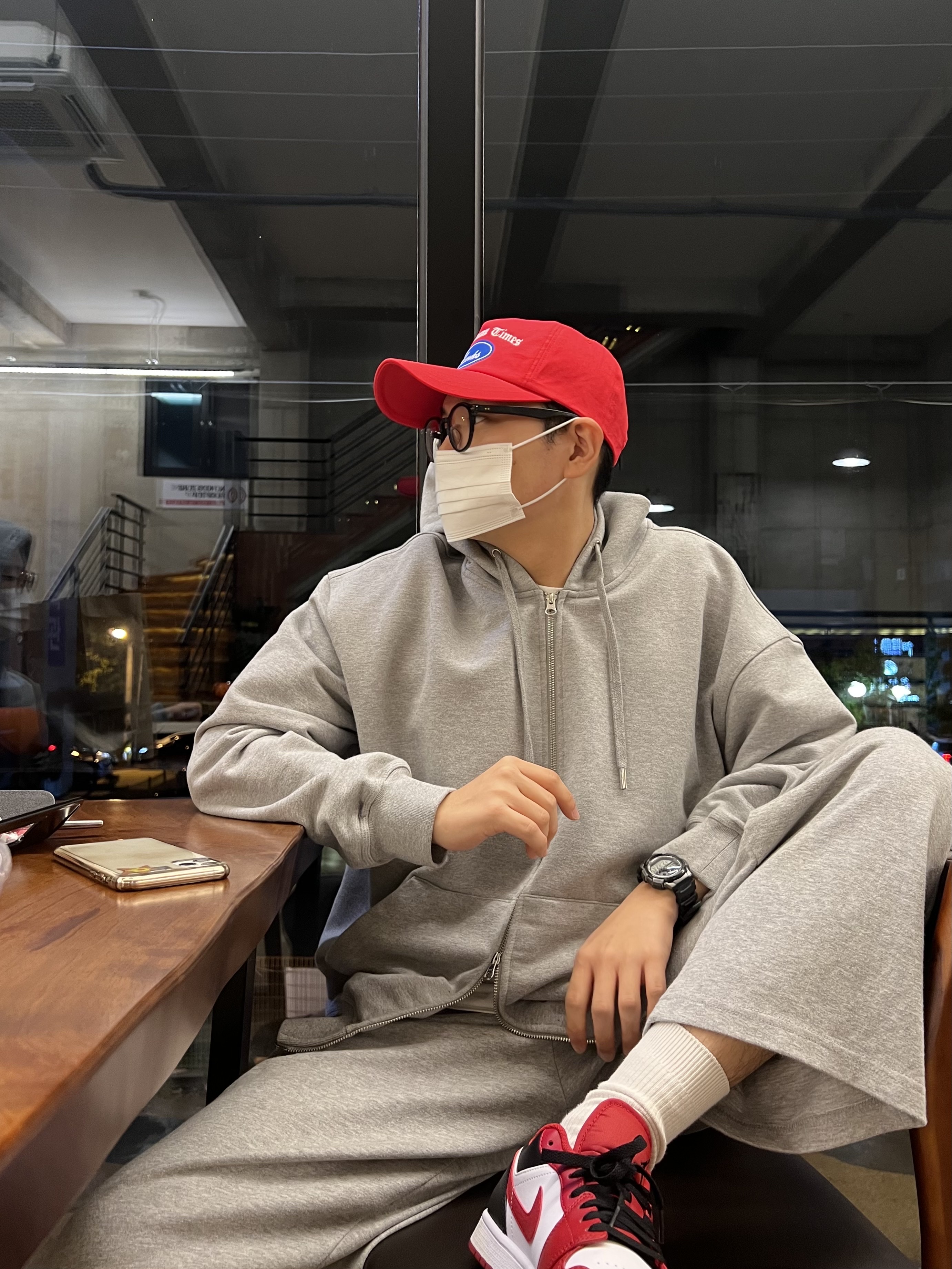 Jordan 1 Low White Gym Red Black 착용 스타일 - 1