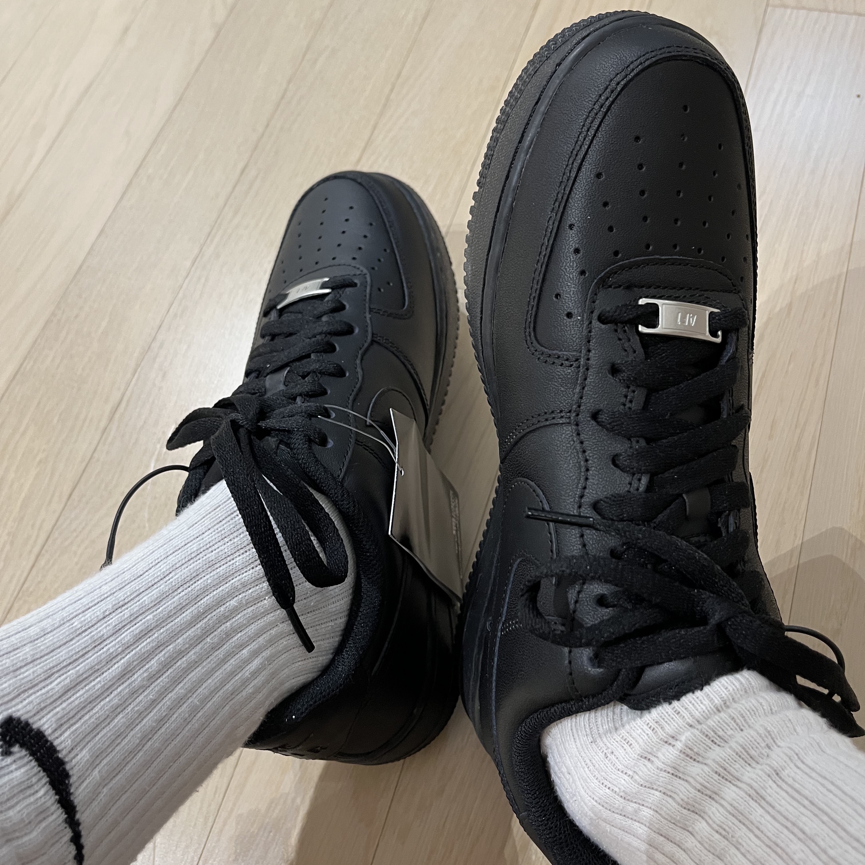 Nike Air Force 1 '07 Low Triple Black 착용 스타일 - 4