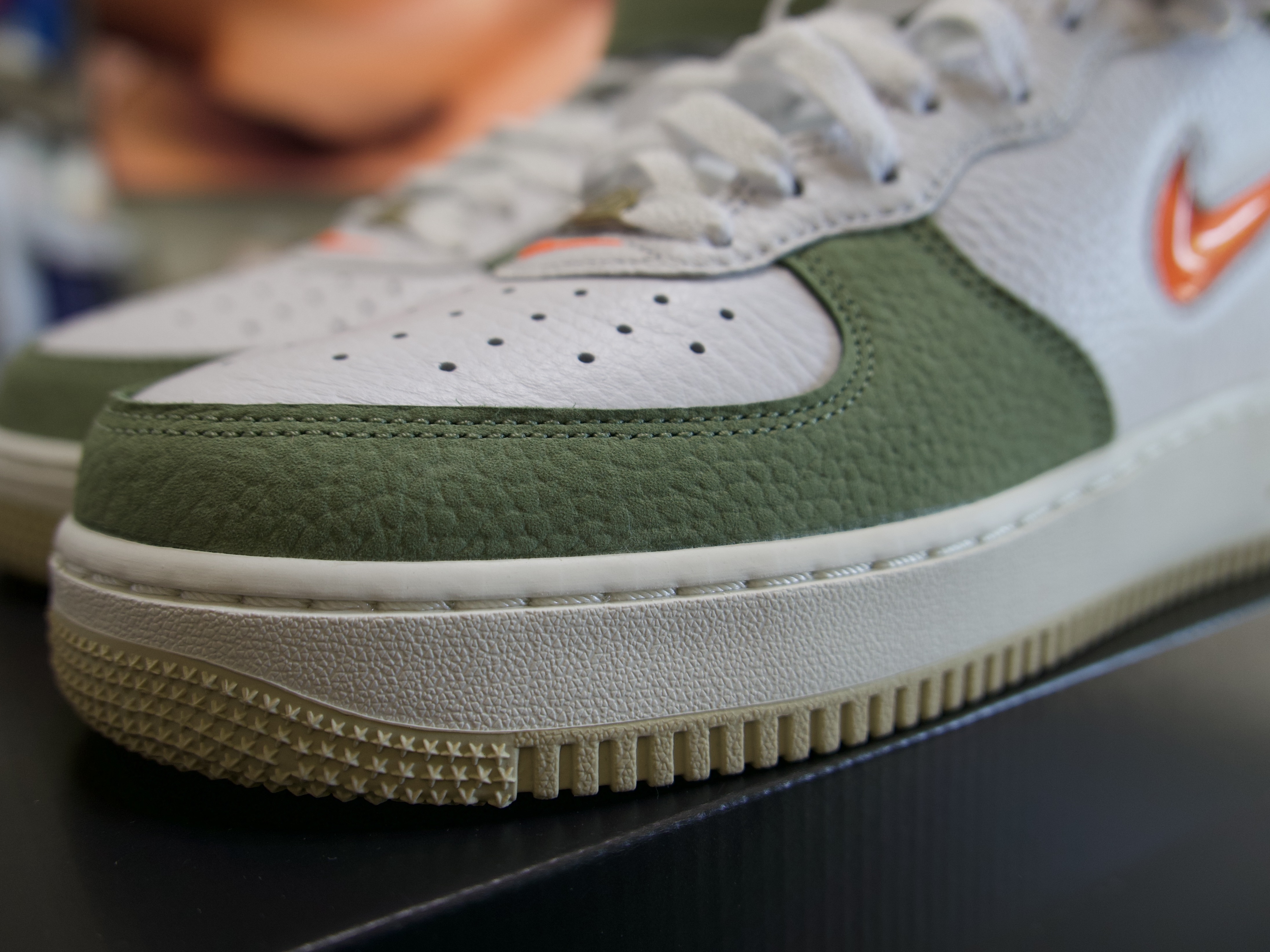 Nike Air Force 1 Mid '07 QS Olive Green and Total Orange 착용 스타일 - 2