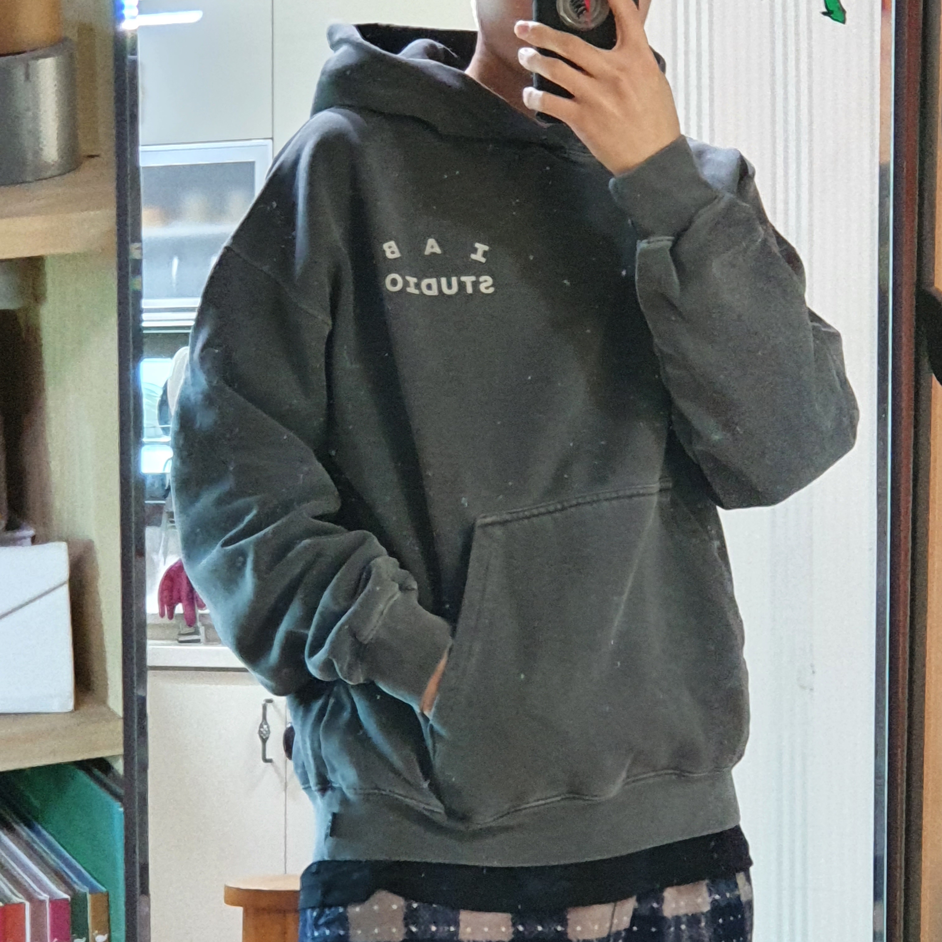 IAB Studio Pigment Hoodie & Sack Black 착용 스타일 - 1
