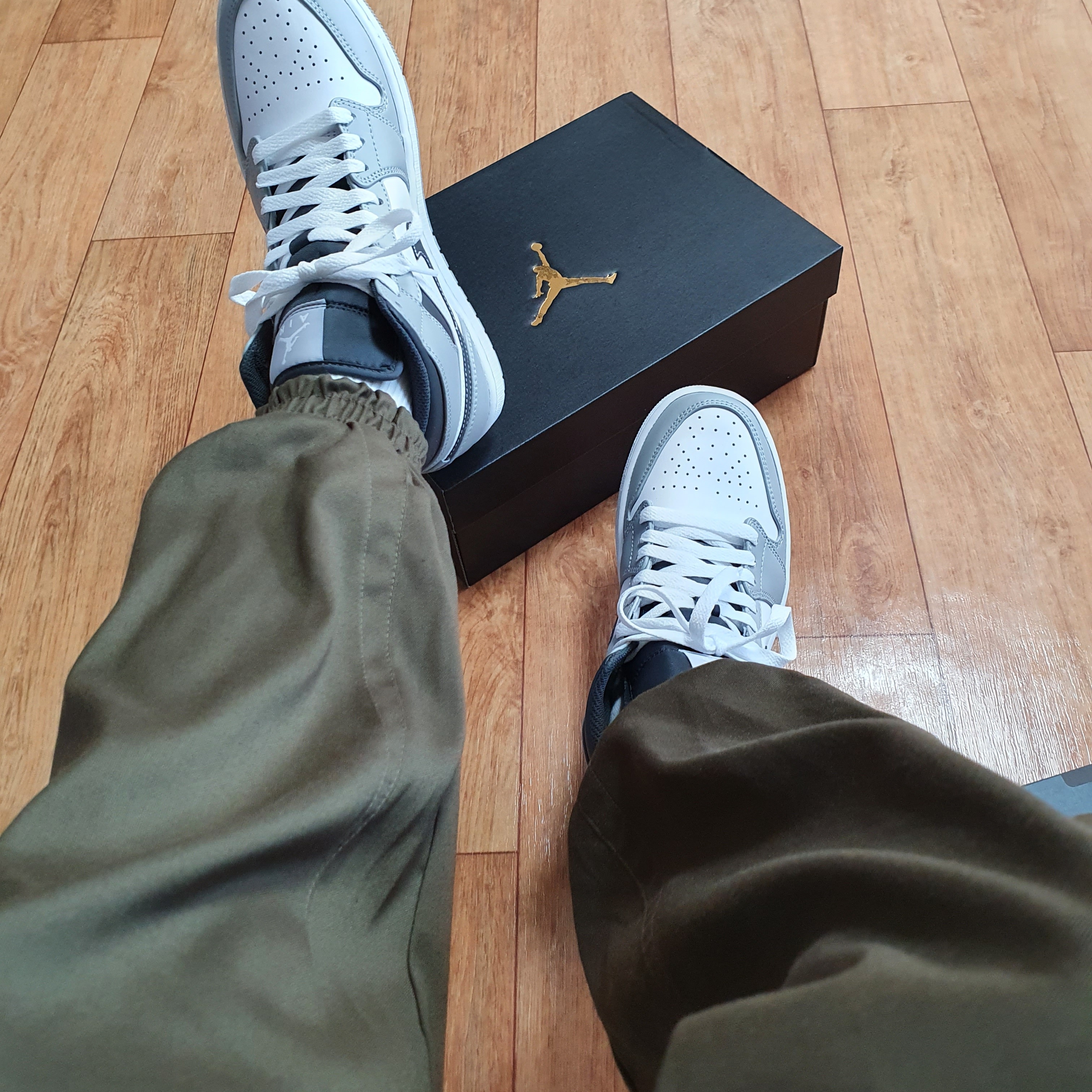 Jordan 1 Mid Light Smoke Grey Anthracite 착용 스타일 - 2