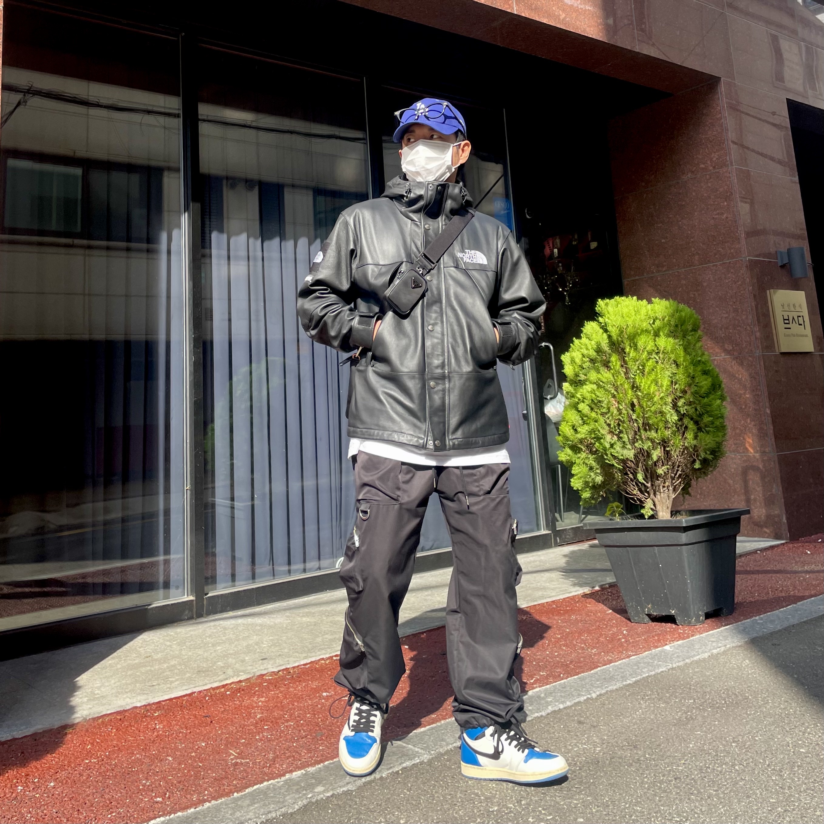 Supreme x The North Face Leather Mountain Parka Black - 18FW, Prada Re-Nylon and Saffiano Leather Shoulder Bag Black 착용 스타일