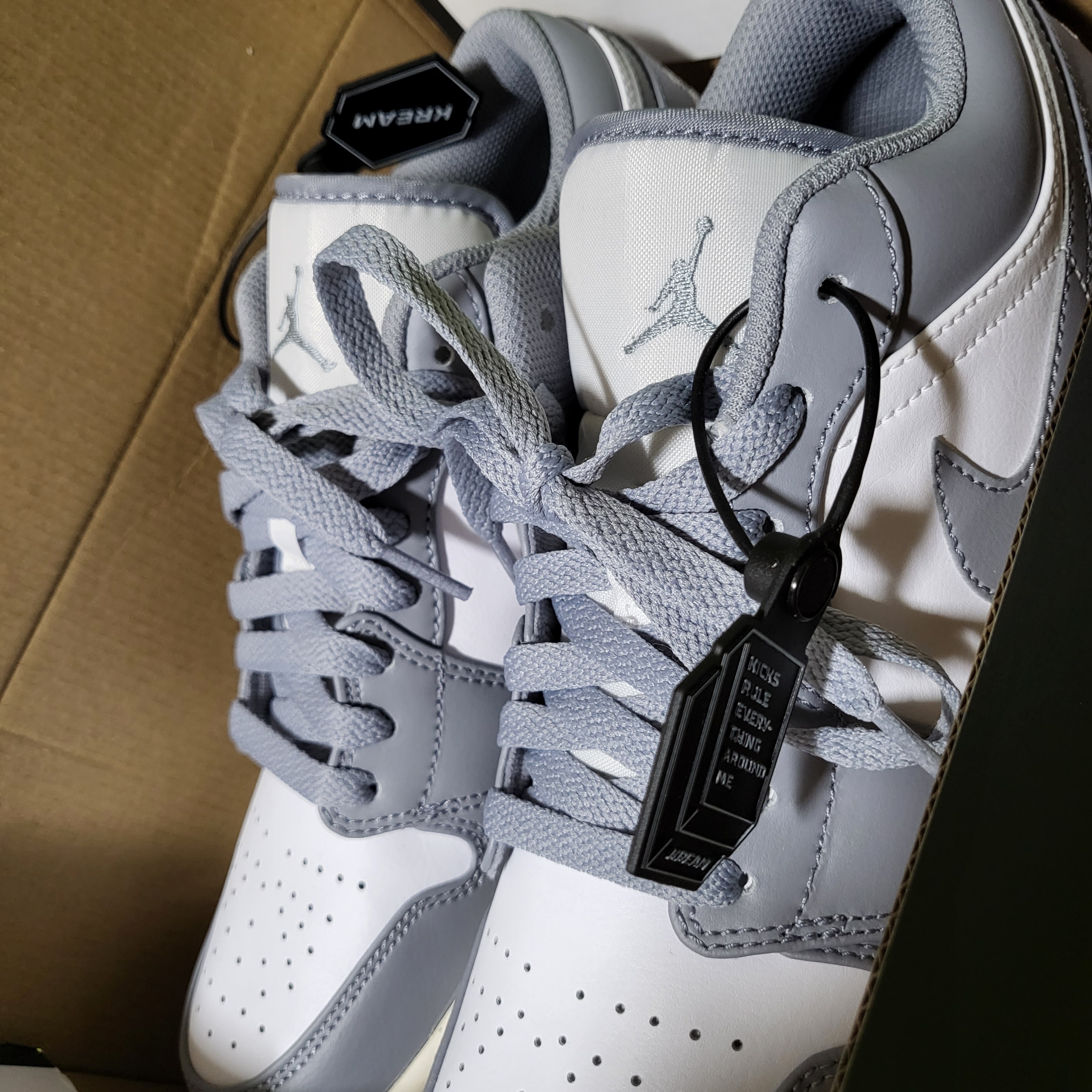 Jordan 1 Low Stealth and White 착용 스타일