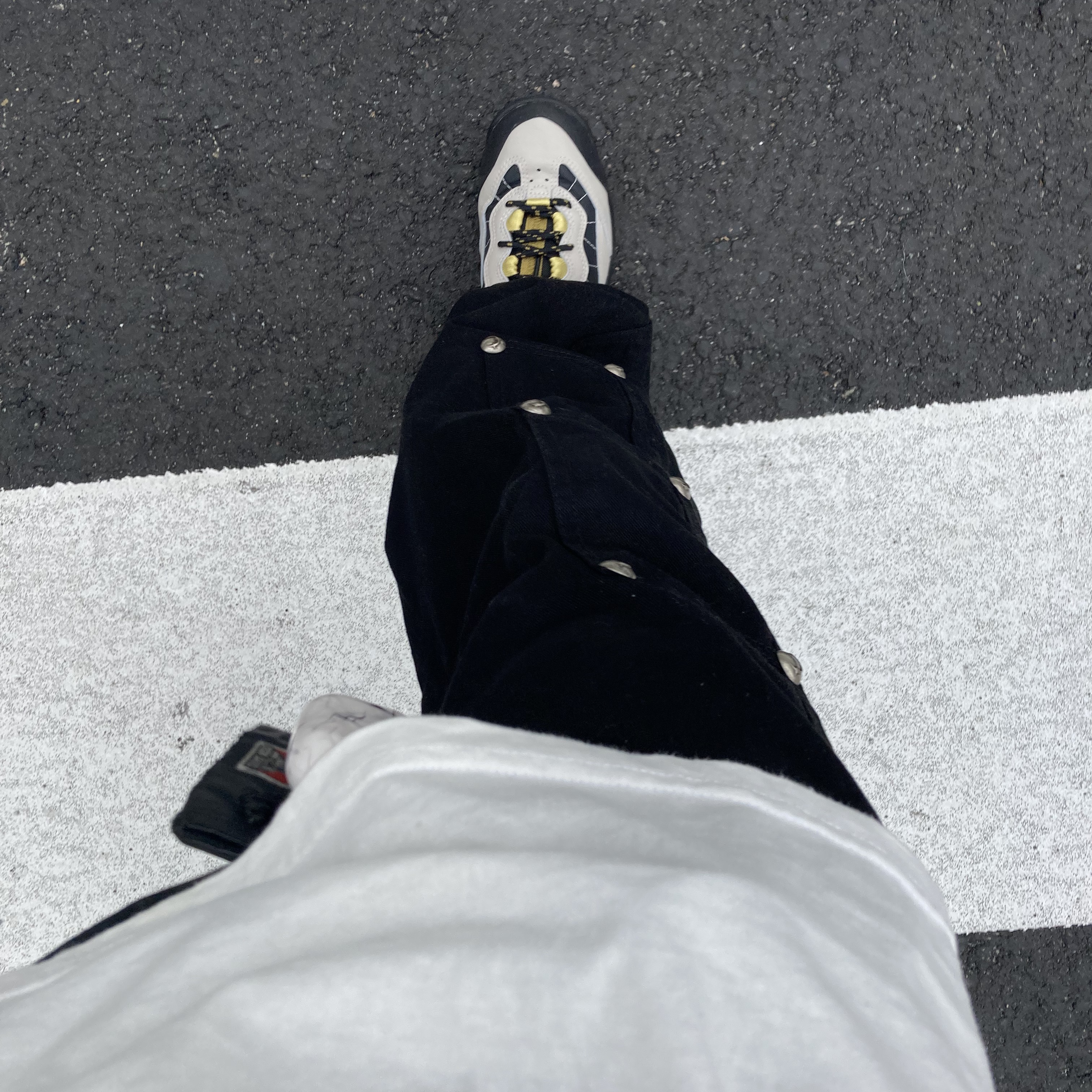 Nike ACG Air Mada Black and Celery Light Bone 착용 스타일 - 1
