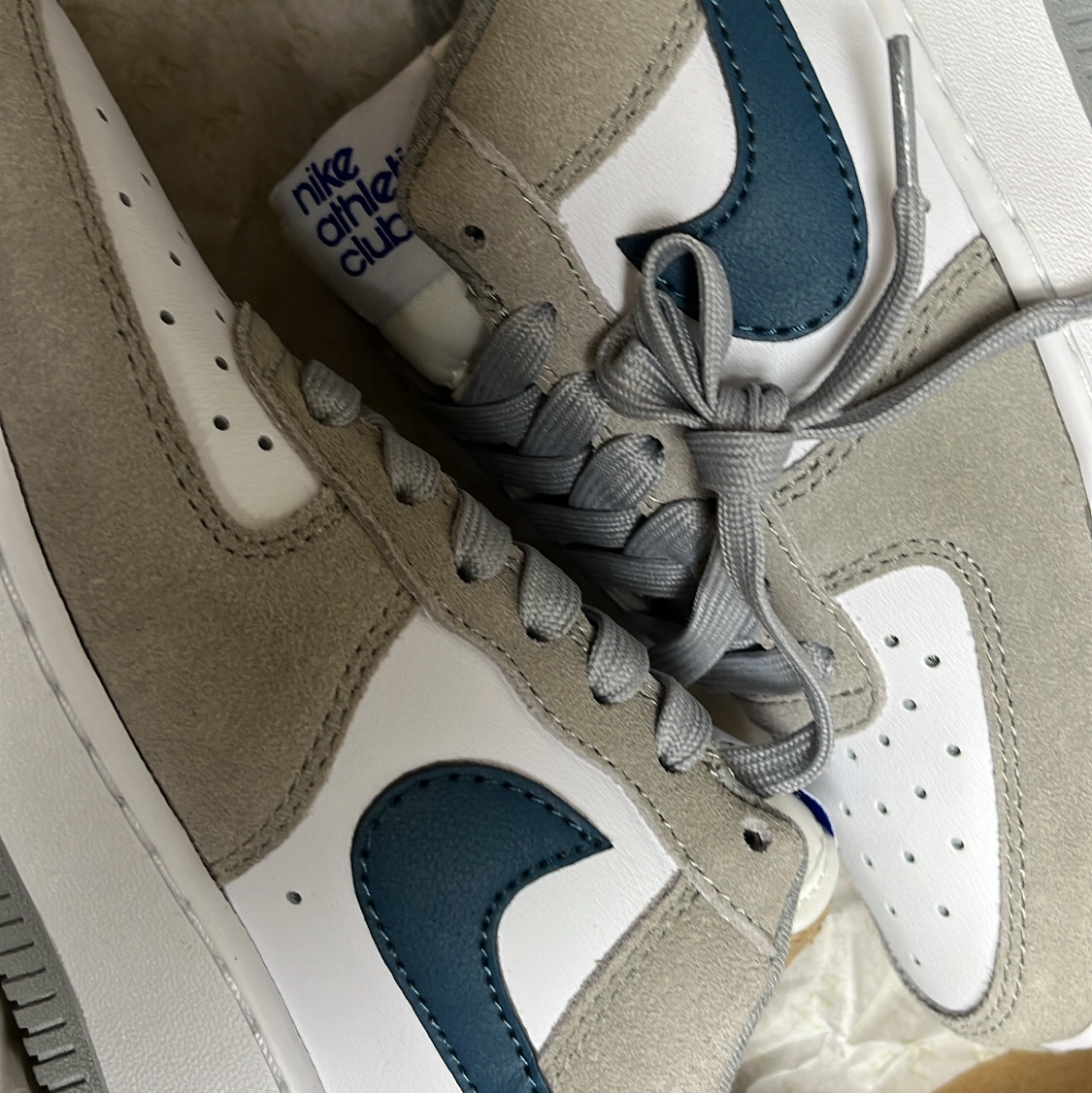 Nike Air Force 1 '07 LV8 Athletic Club Light Smoke Grey Marina 착용 스타일