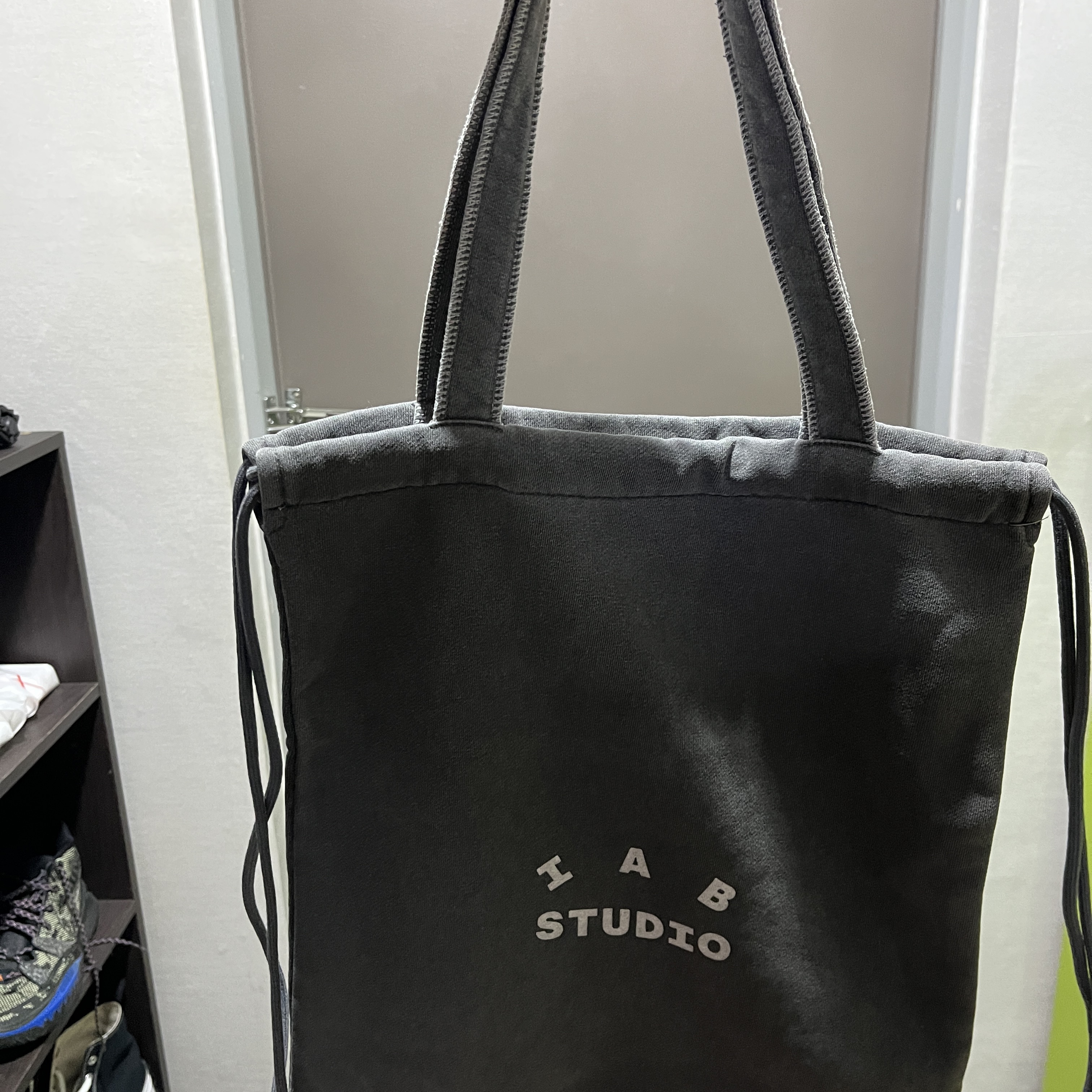 IAB Studio Pigment Hoodie & Sack Black 착용 스타일 - 2