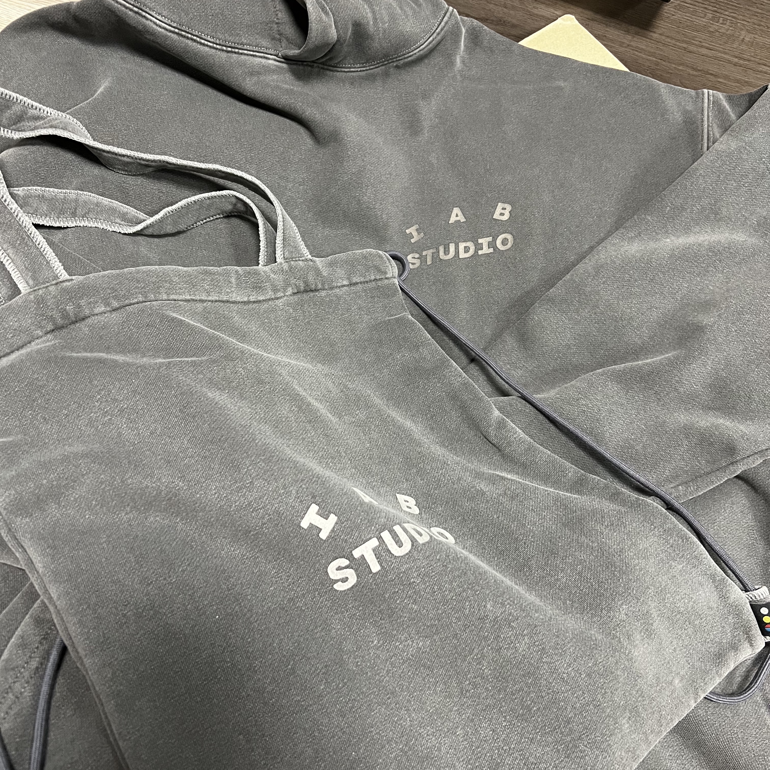 IAB Studio Pigment Hoodie & Sack Black 착용 스타일 - 3