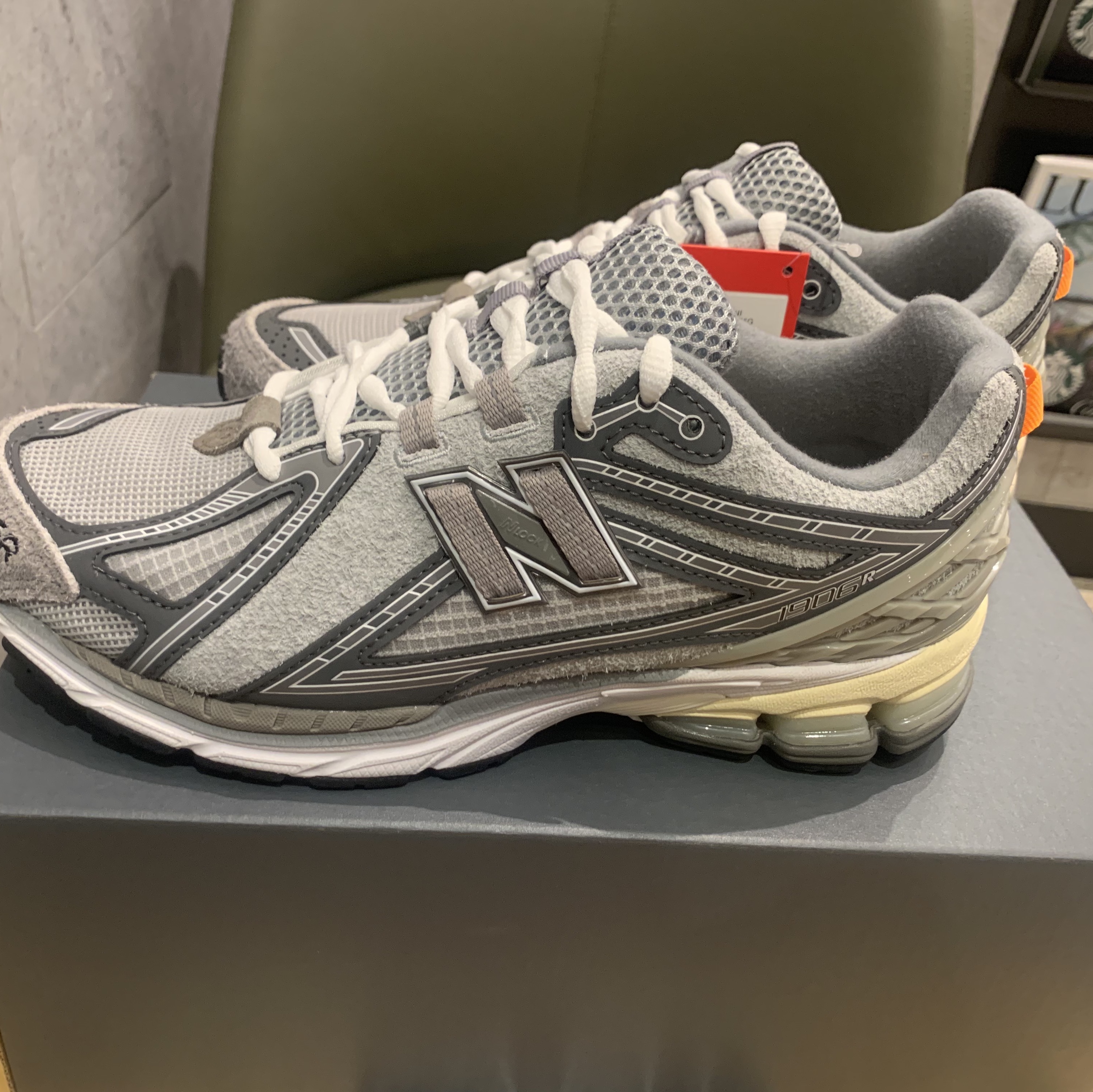 New Balance x Invincible x N.Hoolywood 1906R Gray 착용 스타일 - 3