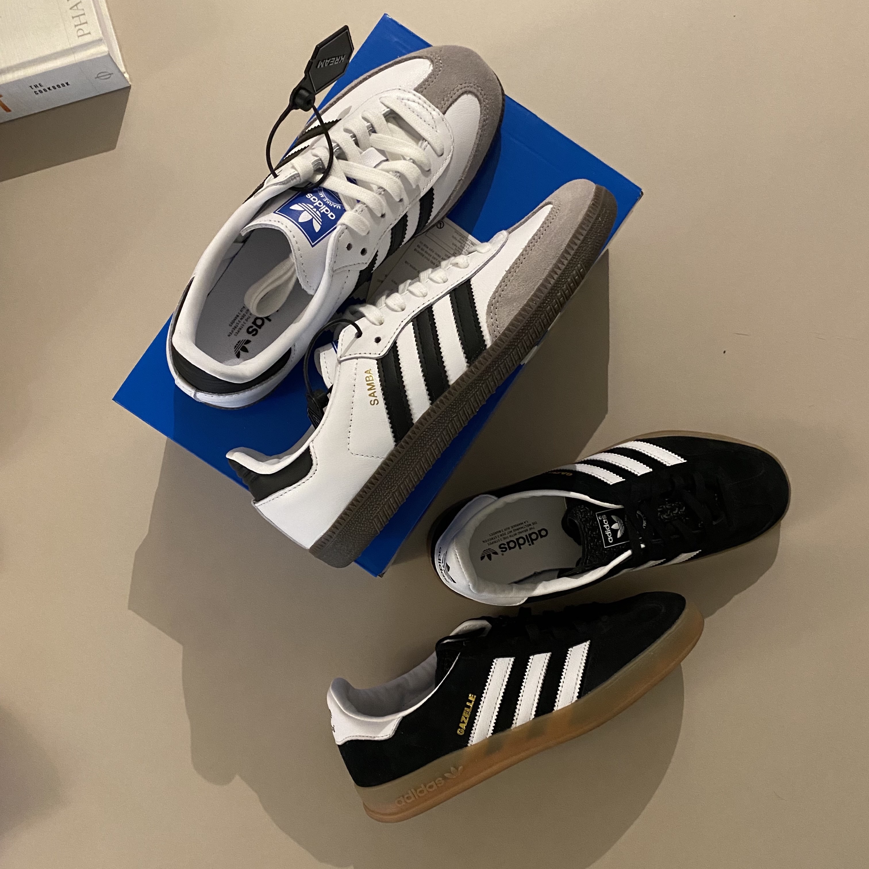 Adidas Samba OG Cloud White, Adidas Gazelle Indoor Core Black 착용 스타일